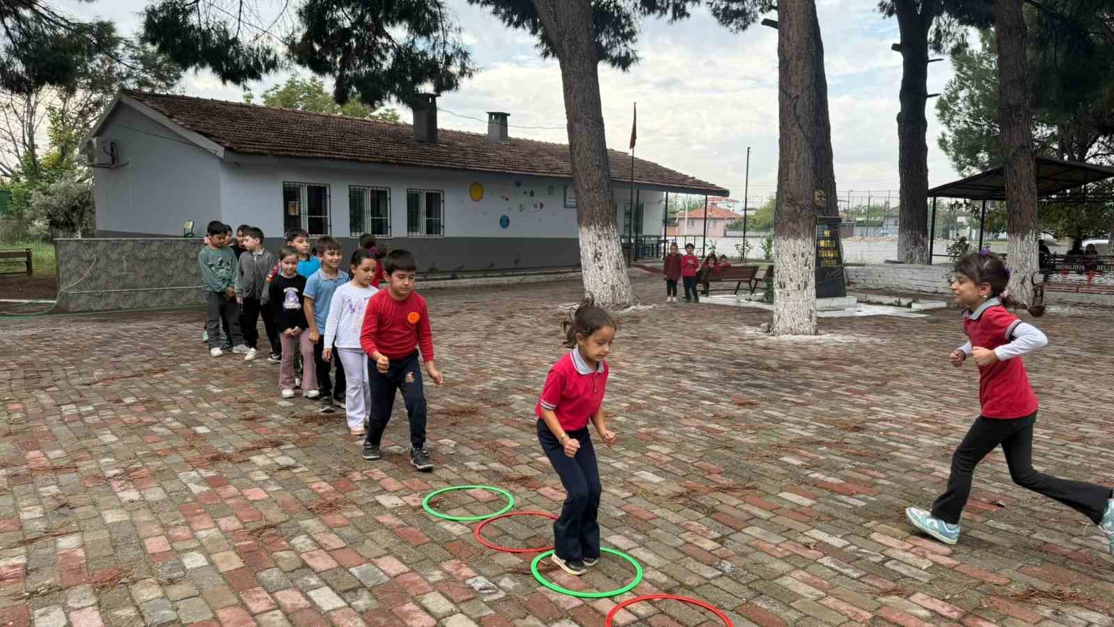 Cocuklar Hem Egleniyor Hem Sporu Seviyor Ac1C5Df3Ead72E112D03Cb60A15F658E