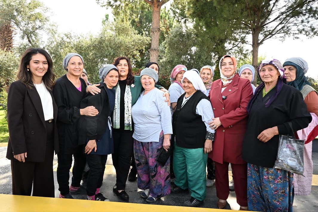 Egeli Ak Kadinlar Incirliovada Bulustu 610975 04C00Fb6F3Fdd1794Fd306E8C4D9E883