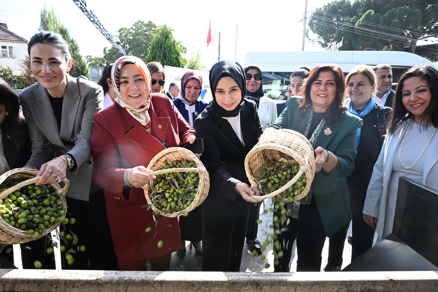 Egeli Ak Kadinlar Incirliovada Bulustu 610975 70F681B197Fe45218B7Cf0Ec0Ebc078F