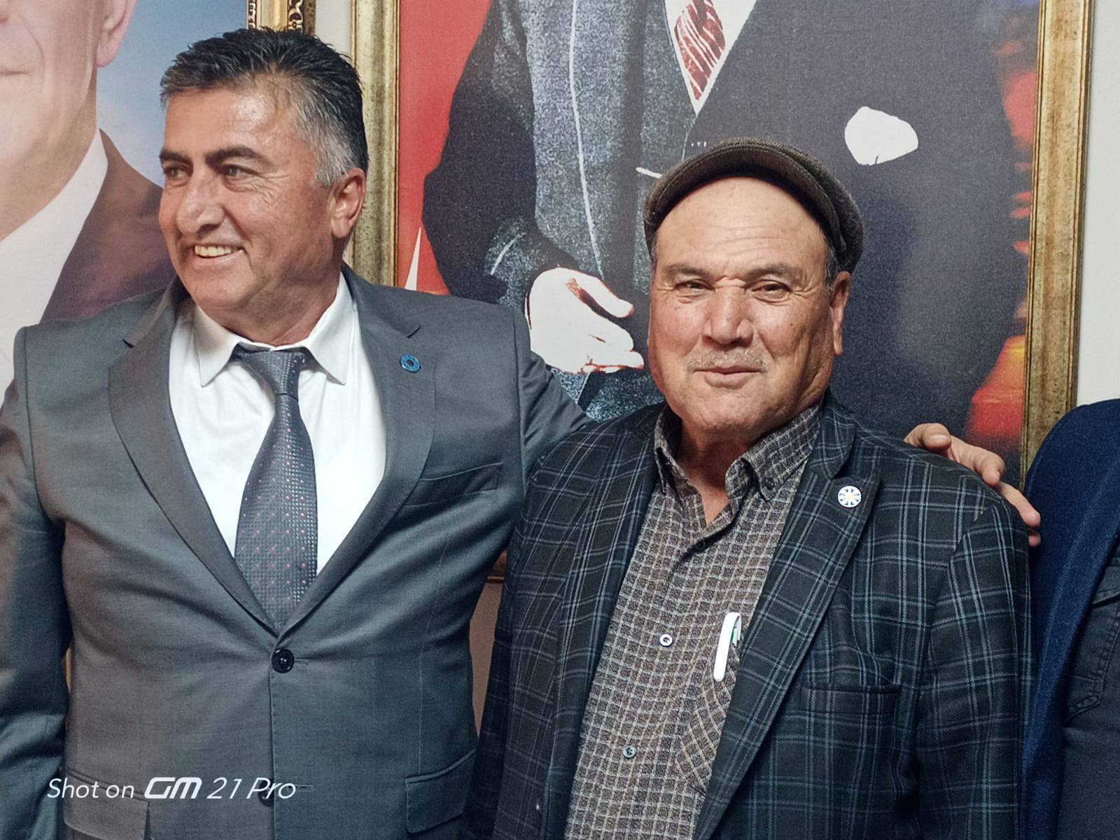 Eski Muhtar Iyi Partiye Katildi Rozetini Il Baskani Erturk Takti 617087 5E05236Acc8D9053D1A2E163D0677E7E