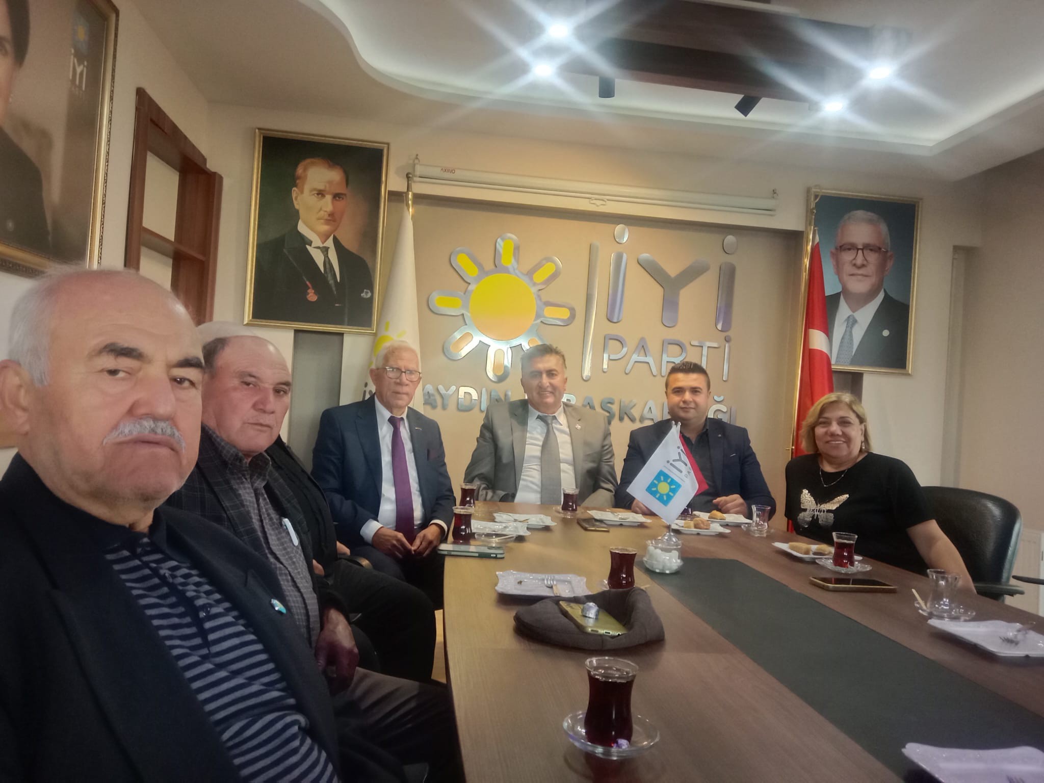 Eski Muhtar Iyi Partiye Katildi Rozetini Il Baskani Erturk Takti 617087 8Fac8Bf3B2A9B245F9Db29C009041185