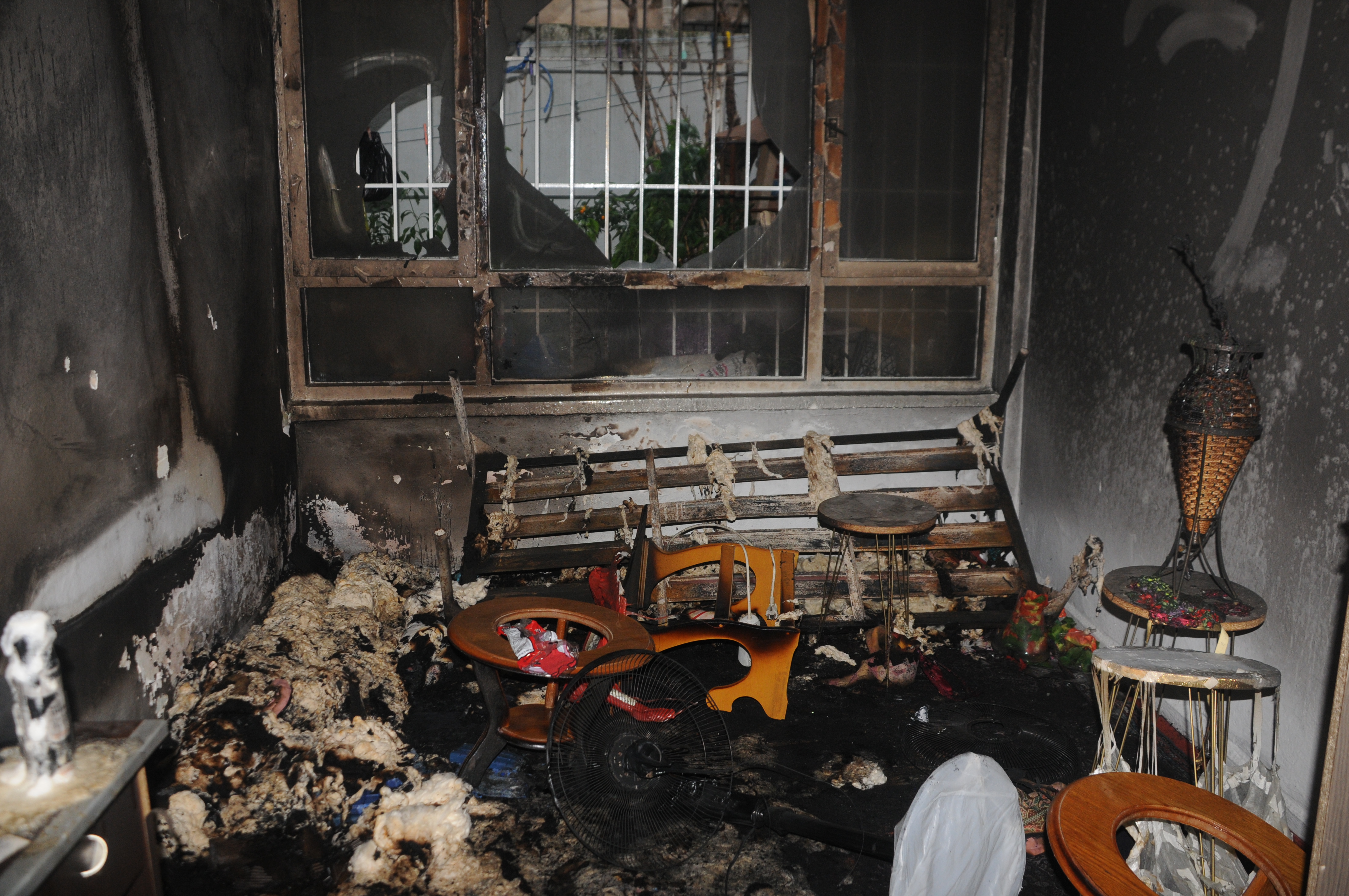 Evi Yanan Caresiz Aile Yardim Bekliyor 612253 9D8321270F41Fdcc501E4B8853882D1F