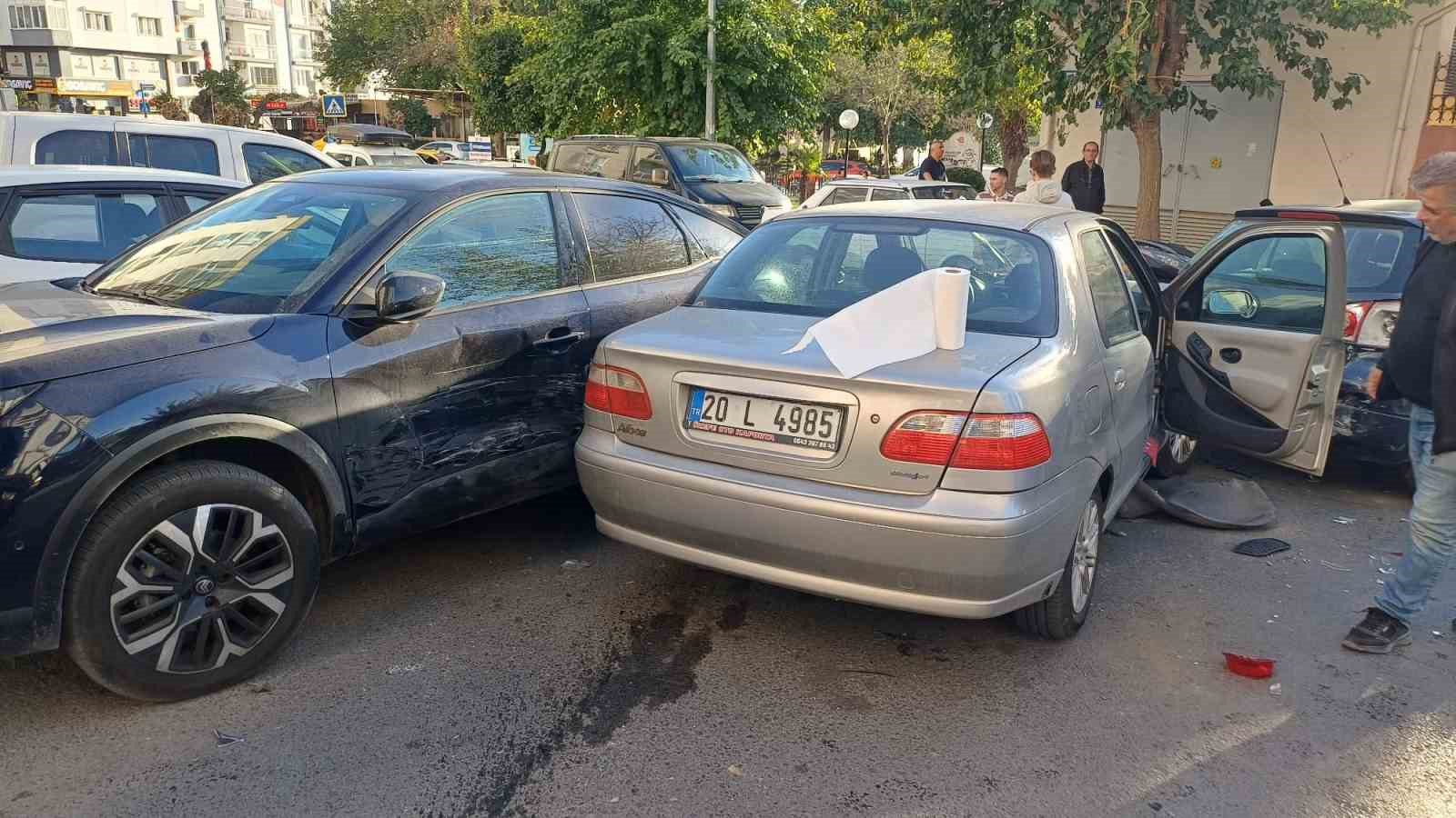 Freni Tutmayan Otomobil Park Halindeki Araclara Carpti 1 Yarali B0Af0Cf253Ed057Ed6Cbb8Fca287A69A