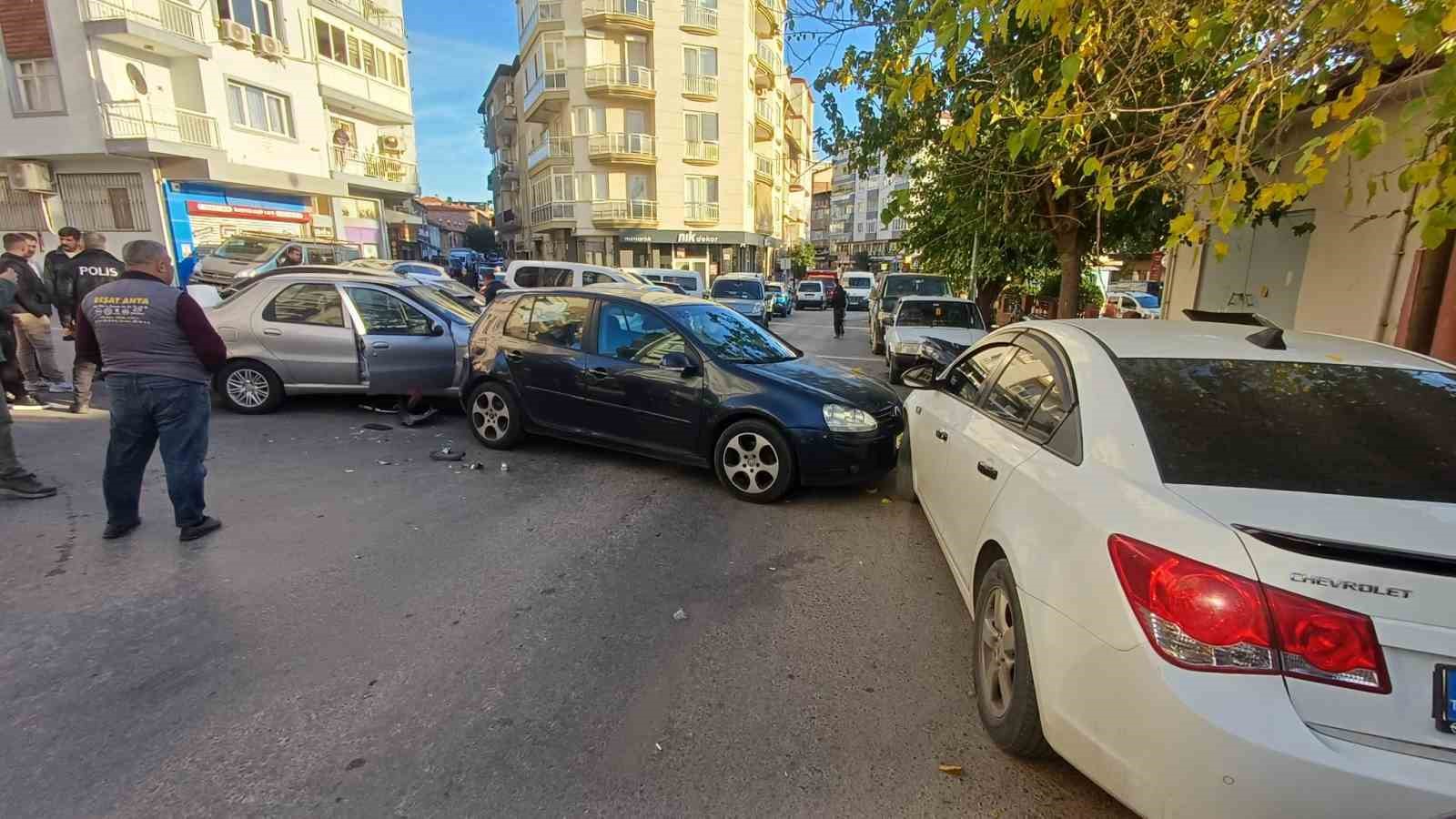 Freni Tutmayan Otomobil Park Halindeki Araclara Carpti 1 Yarali E3E571Cded3D77F83B97Fb8A3Ca13629