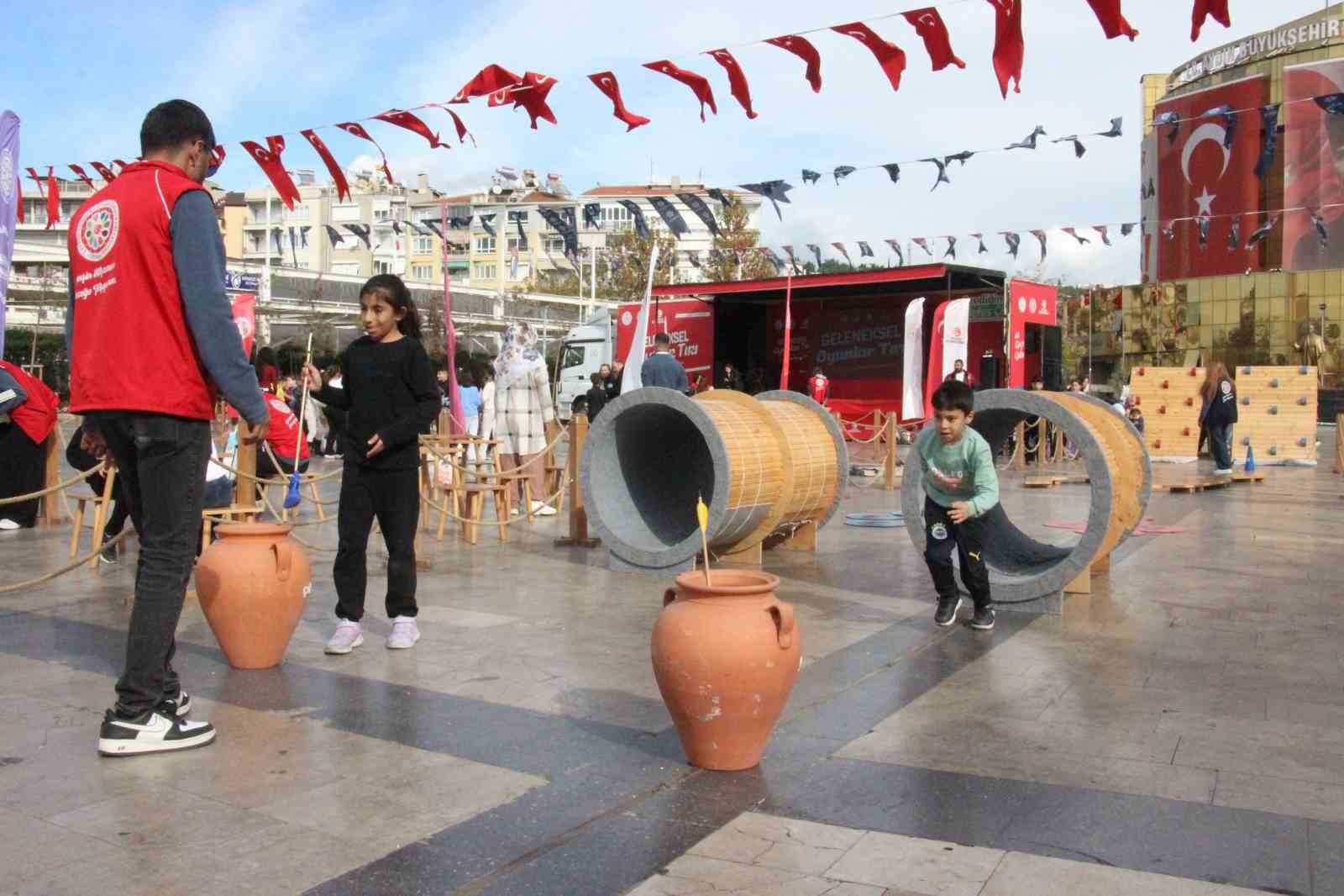 Geleneksel Oyun Tiri Aydinlilarla Bulustu 7E2F0Ef2B1A5341B5404Cdf17B3A4115