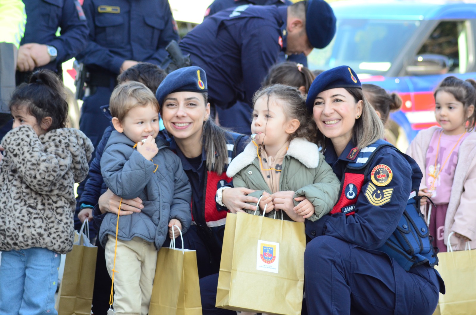 Jandarma Kapilarini Miniklere Acti Nazillide Unutulmaz Gun 616957 Deffd4C7D90B98F77D929542C22Ffc7C