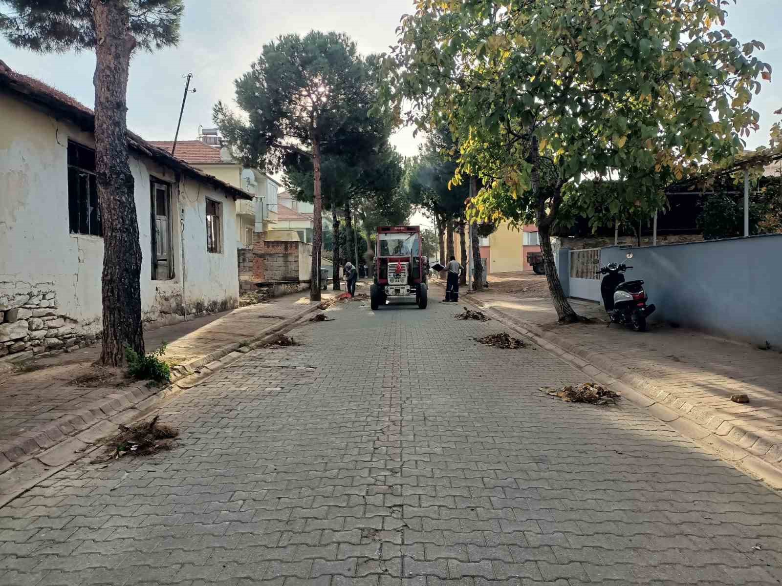 Karacasuda Cevre Temizligi Icin Ekipler Sahada C41Cad2E4A3D0D511B052F92C6C7D4D9