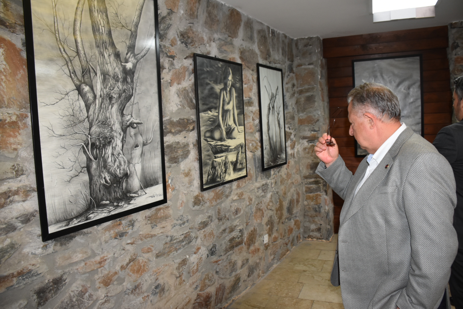 Karacasuda Ferdi Ogretmen Ikinci Resim Sergisini Acti 616477 A9Ae7261585C83607Be3Db3Cd5F8C2A7