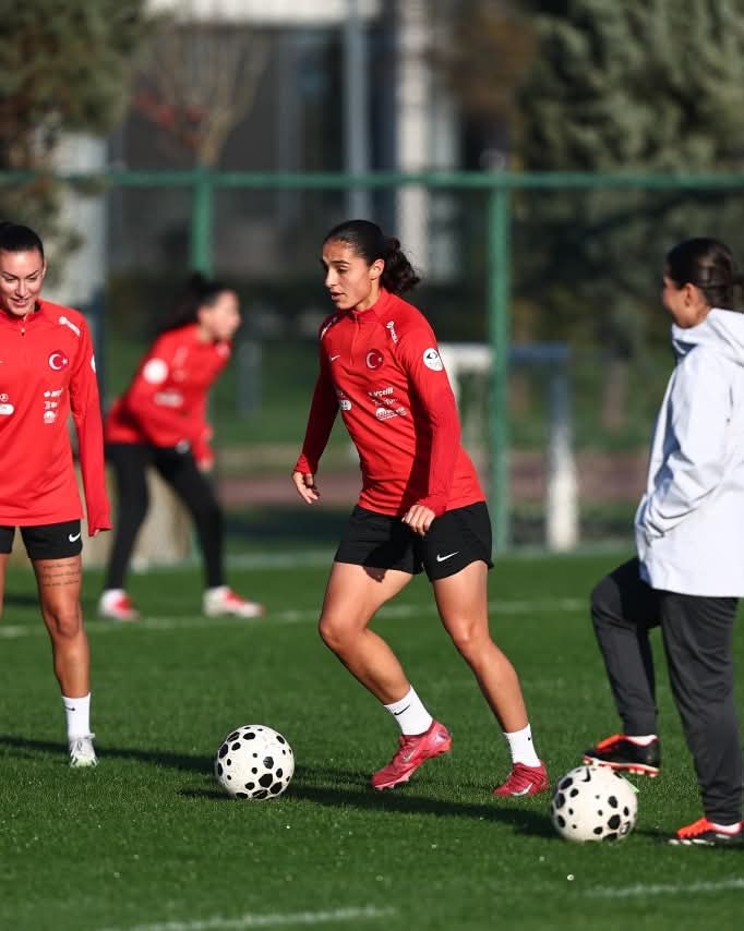 Kusadali Kadin Antrenor Milli Takim Kadrosunda 617676 F027910467Ed281F232F25486D8Dd70B