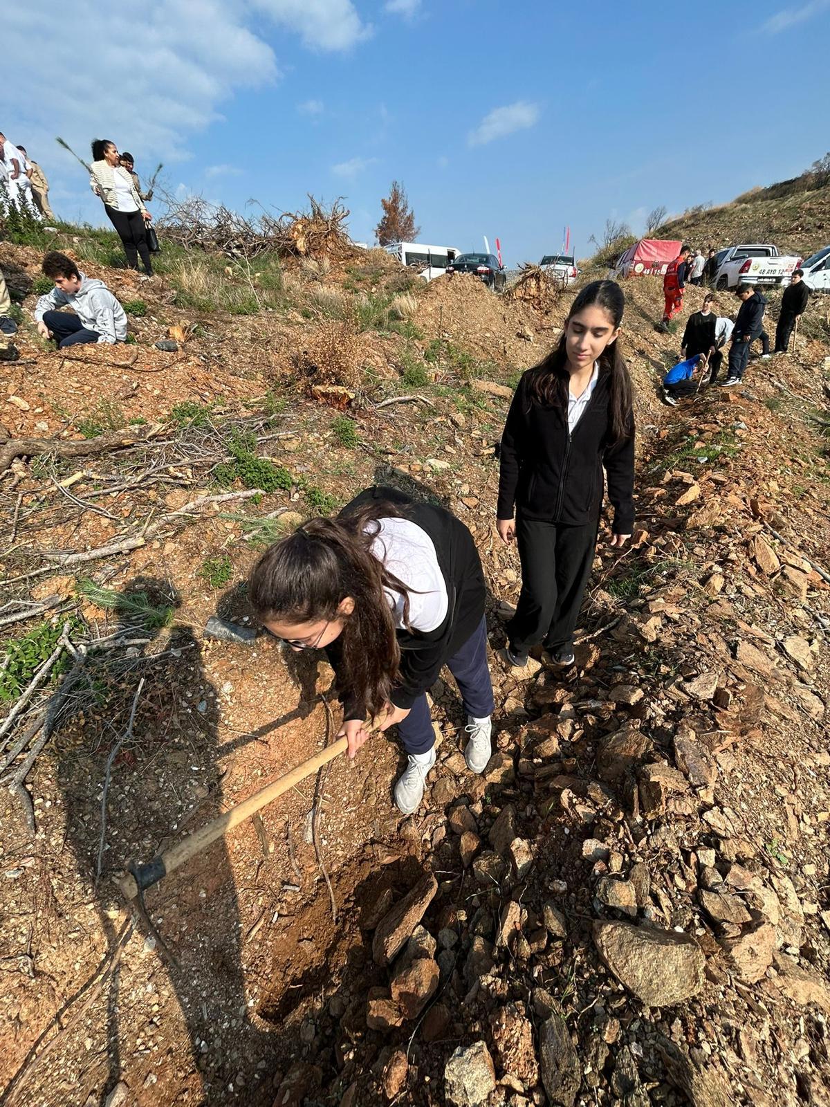 Kusadali Ogrenciler Ektikleri Fidanlarla Gelecege Nefes Oldu 612681 5A3E5Cad6B2D33A9Ed54211095E11Aee