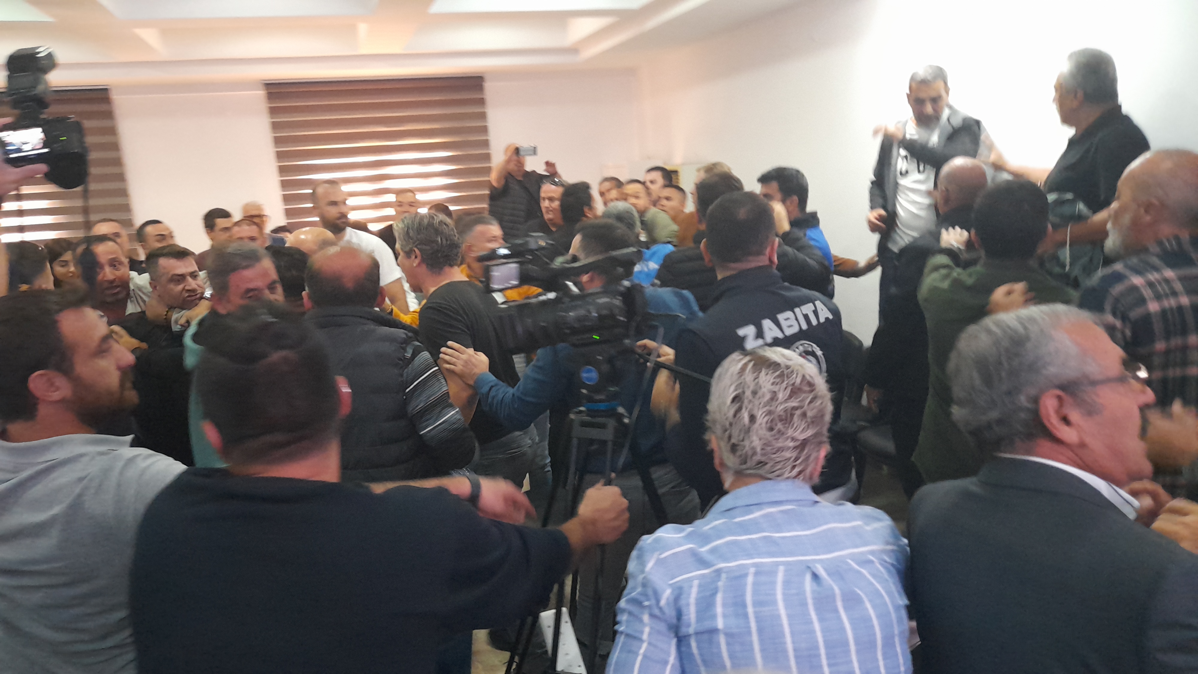 Kusadasi Belediye Meclisinde Gerginlik 611131 0Dcf5498Bcbeed5A8449Caf5Eb78E821