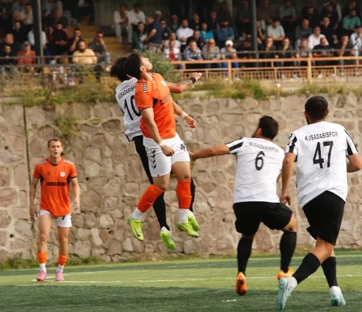 Kusadasi Ekipleri Izmir Duvarina Carpti 611992 4C5001B0F43Cf4Bce163Db9F68782F6F