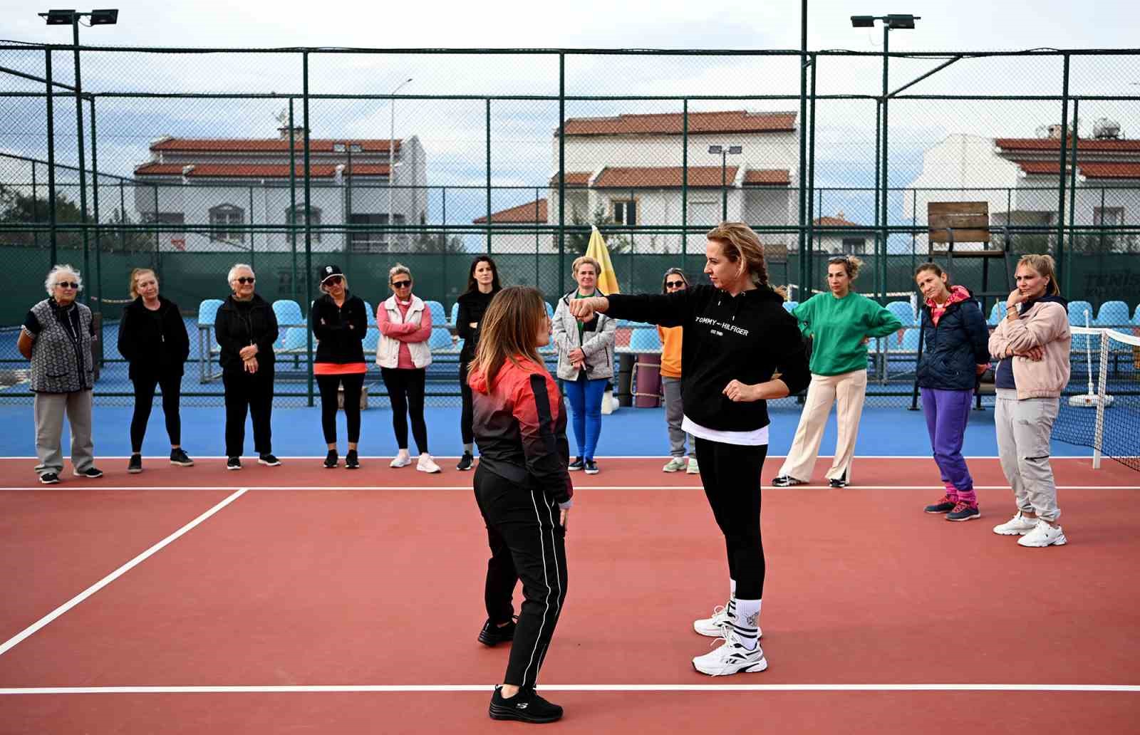 Kusadasinda Kadinlara Yakin Savunma Teknikleri Egitimi Verildi 99Da5582Fe3F291B5590857A153713B3