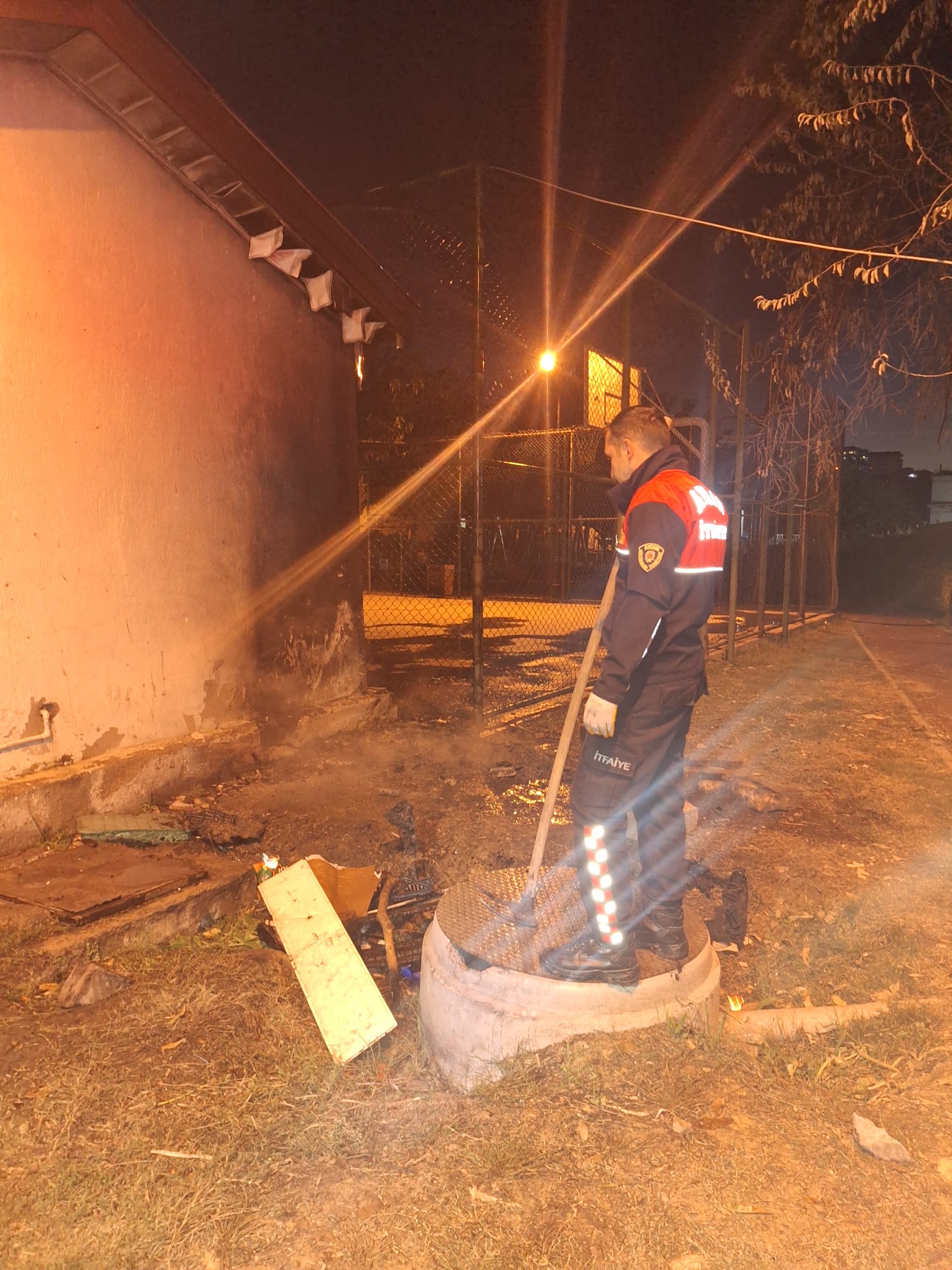 Kusadasinda Muhtarliga Sicrayan Yangin Panige Yol Acti 614452 Bc26Fccd6B6B378De673Ec191985Caf1