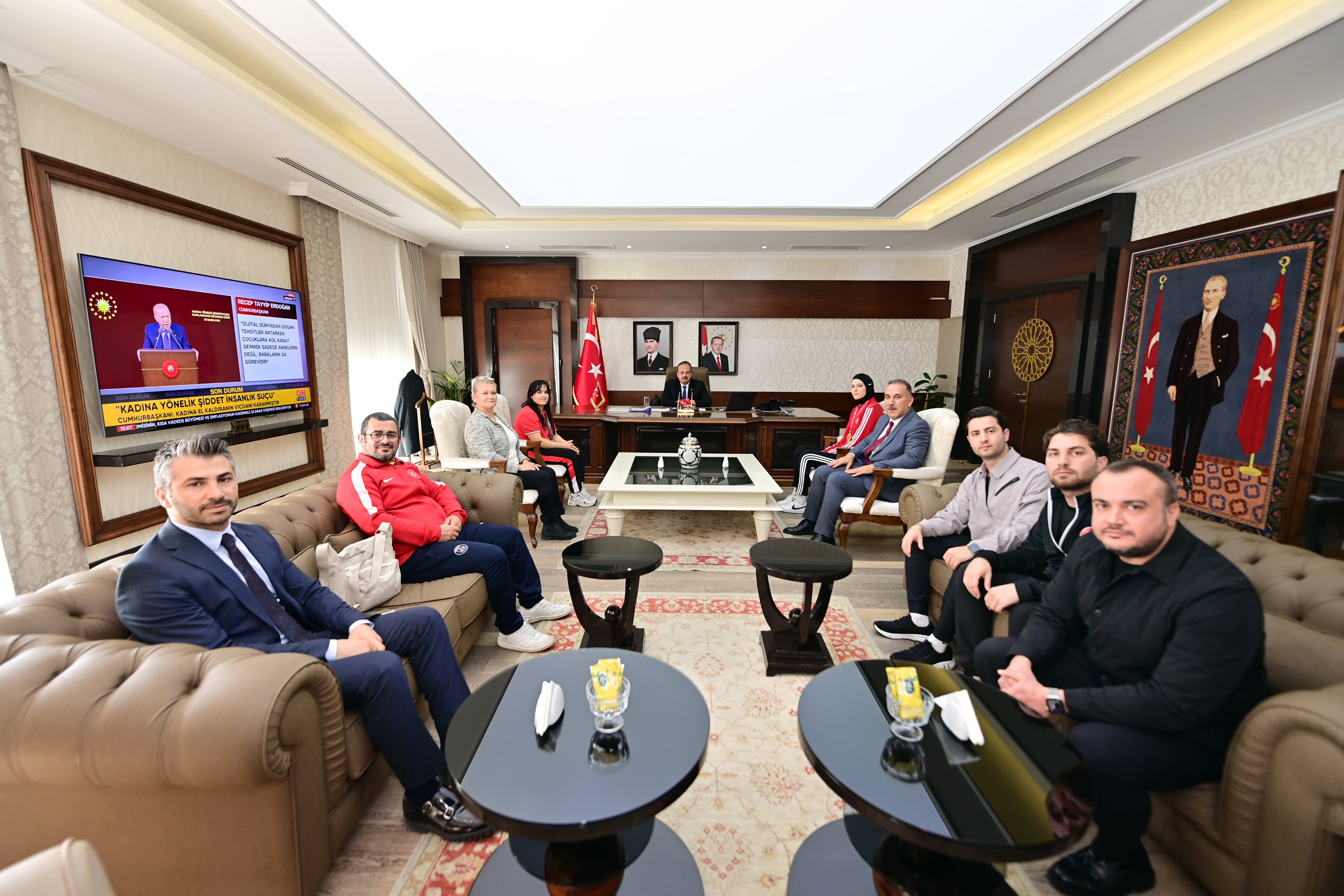 Madalyali Sporculardan Vali Canbolata Ziyaret 616940 391025B62Ba7E17C1Eac84D030Ed1Ba3