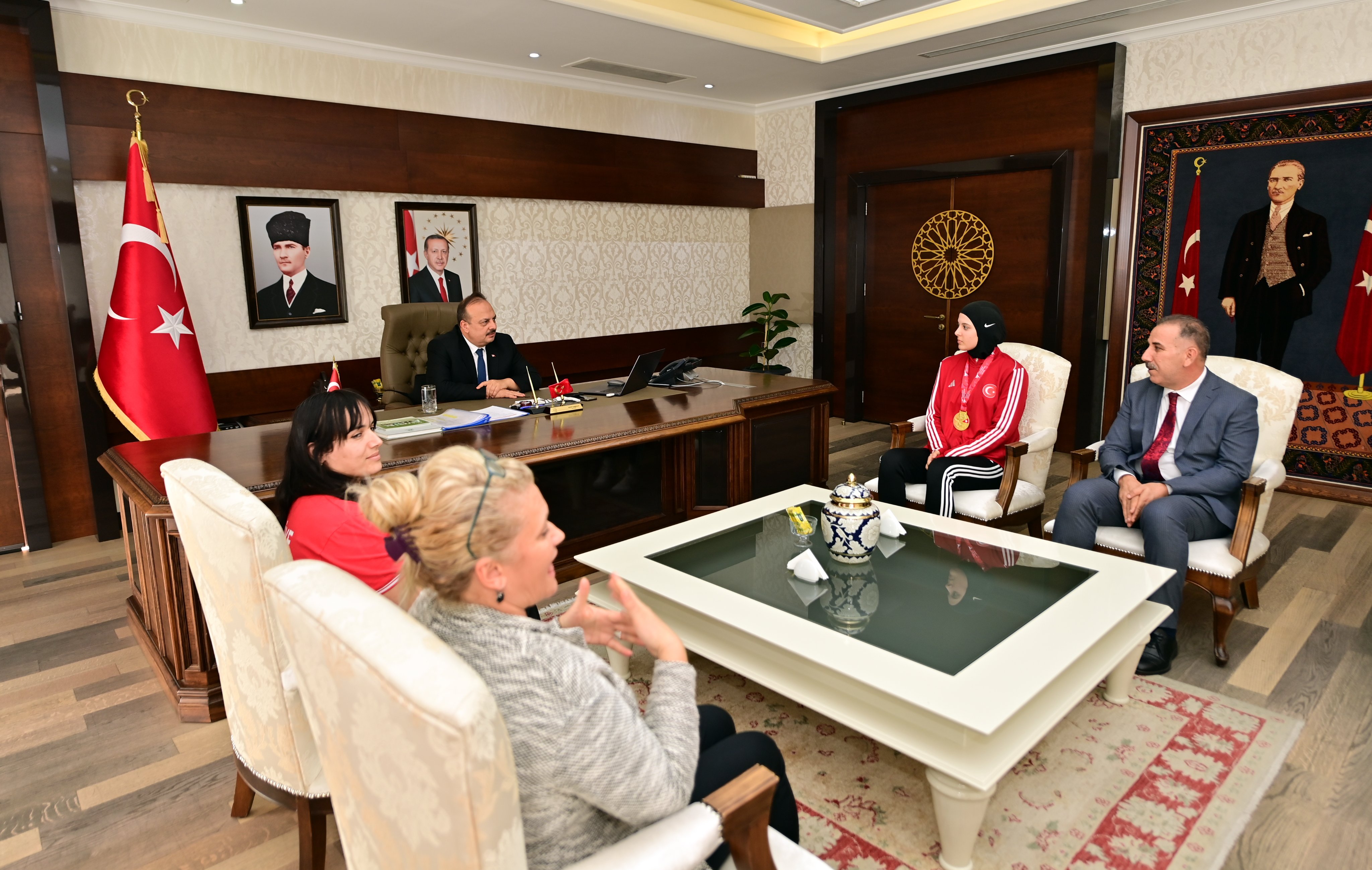 Madalyali Sporculardan Vali Canbolata Ziyaret 616940 41Da786F02A4D62927506C00586Bc11F