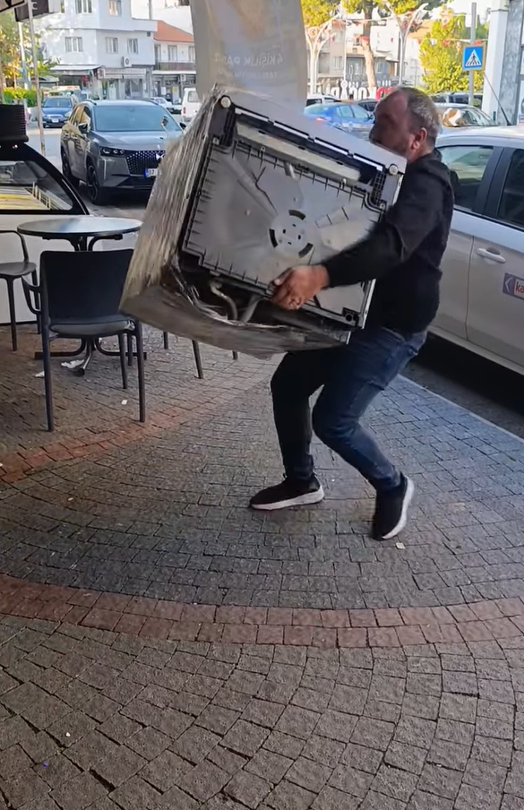 Magazaya Kizdi Makineyi Yere Atti 613875 128E2C33F593E60A0D2Bc524770473Ff