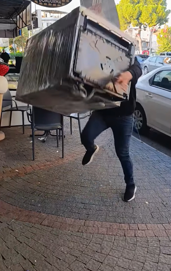 Magazaya Kizdi Makineyi Yere Atti 613875 35576Fe9670901Fc5815B4D876Ff808E