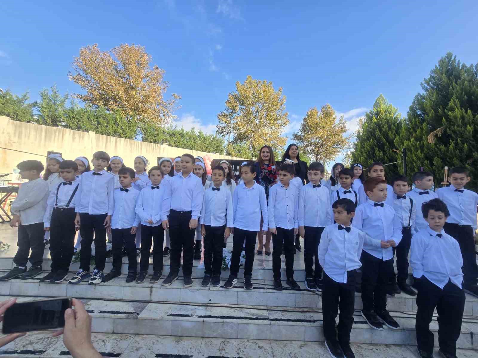 Nazillide Ogretmenlerden Zeybekli Kutlama 1F5C8738978Bc4904F91710F2907F49F