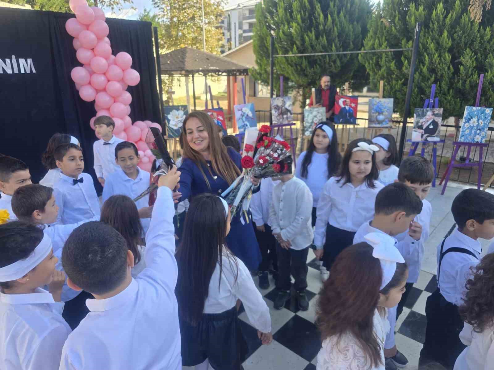 Nazillide Ogretmenlerden Zeybekli Kutlama 7C7Fa0383Ad80F3Ce6844F6Bba045408