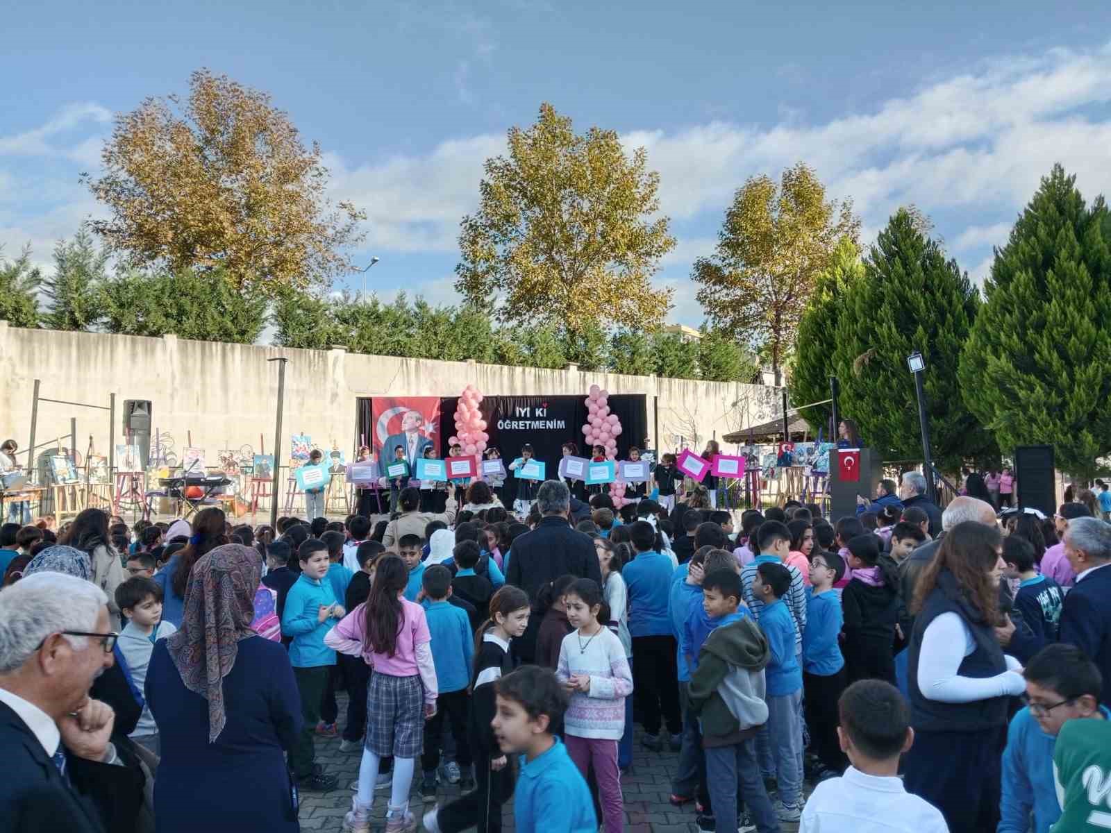 Nazillide Ogretmenlerden Zeybekli Kutlama Ae23013D2012325578912F0F94Ad7841