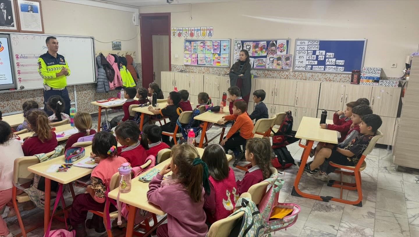 Salavatli Ilkokulu Ogrencilerine Jandarmadan Trafik Egitimi 13Ac73A587A1508A086E389734812B75