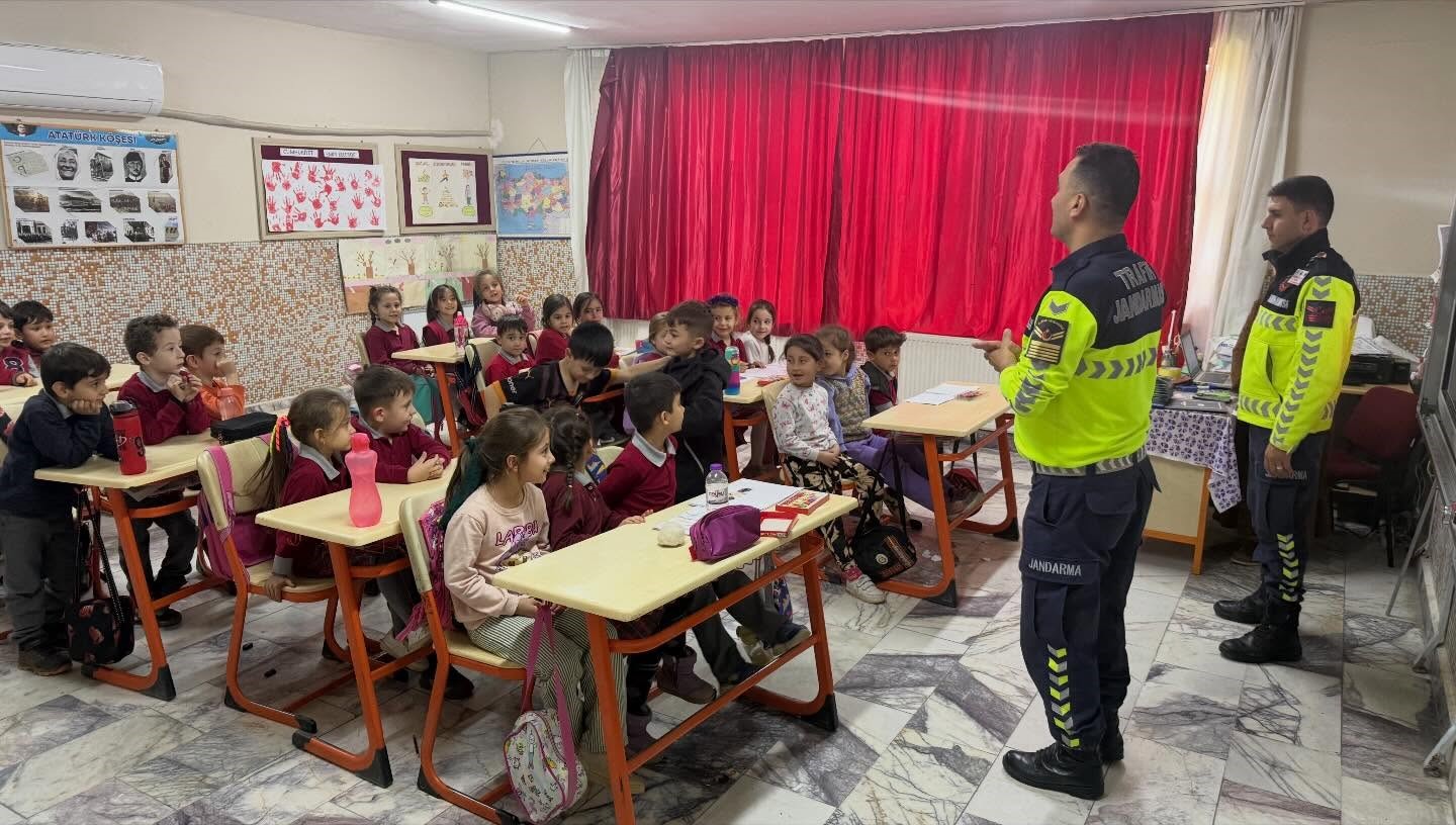 Salavatli Ilkokulu Ogrencilerine Jandarmadan Trafik Egitimi E64D26B8F545Efb455F4995F81181D74