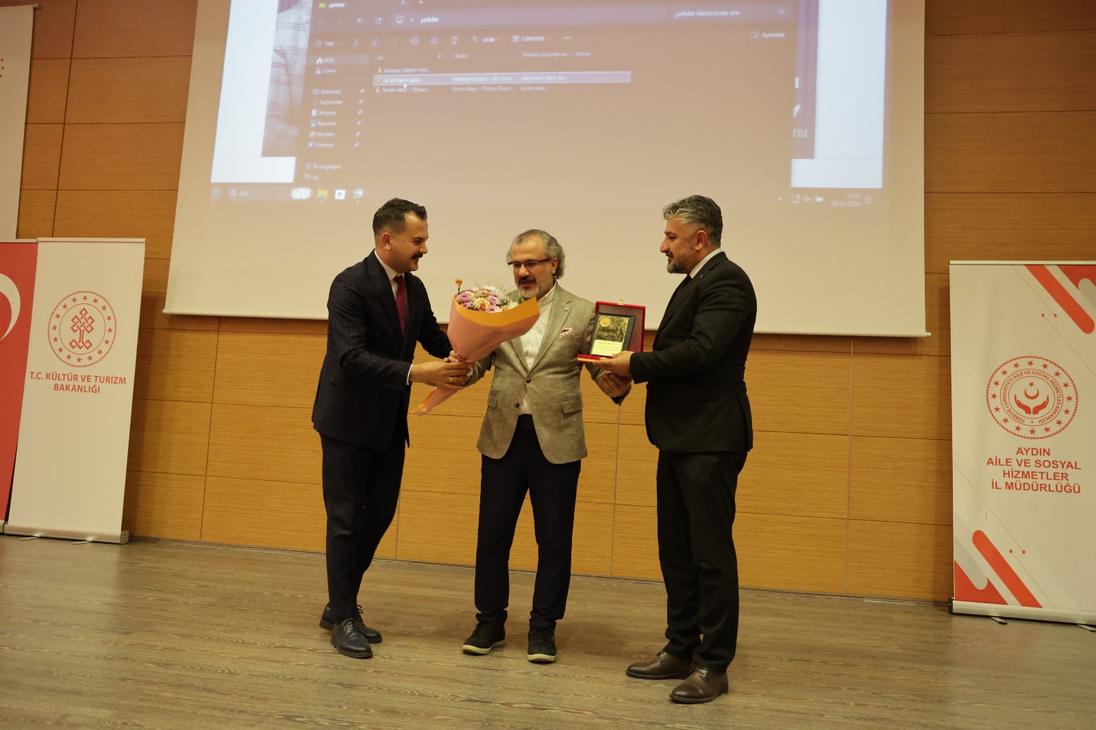 Yazar Aslanhandan Carpici Uyari Evlerin Bereketini Sosyal Medya Ve Bahis Tuketiyor 616797 0867Fd42C2C318Bb64Cb9F8B50De3Fbe