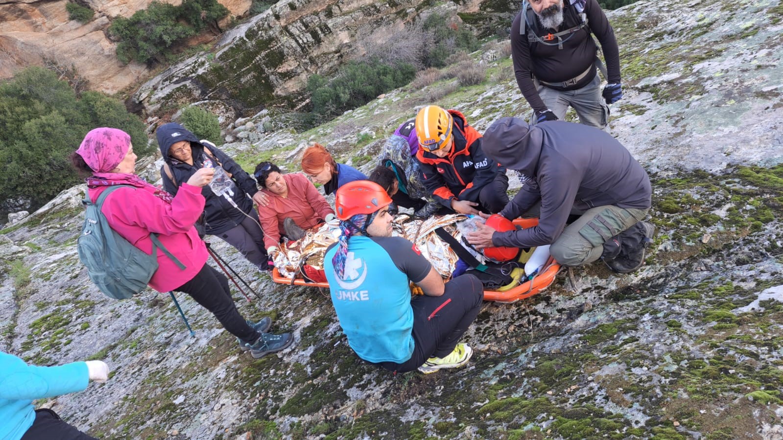 Yuruyus Yaparken Dere Yatagina Dusen Sahis Kurtarildi Eecfde849Dd5240740588716436698F2