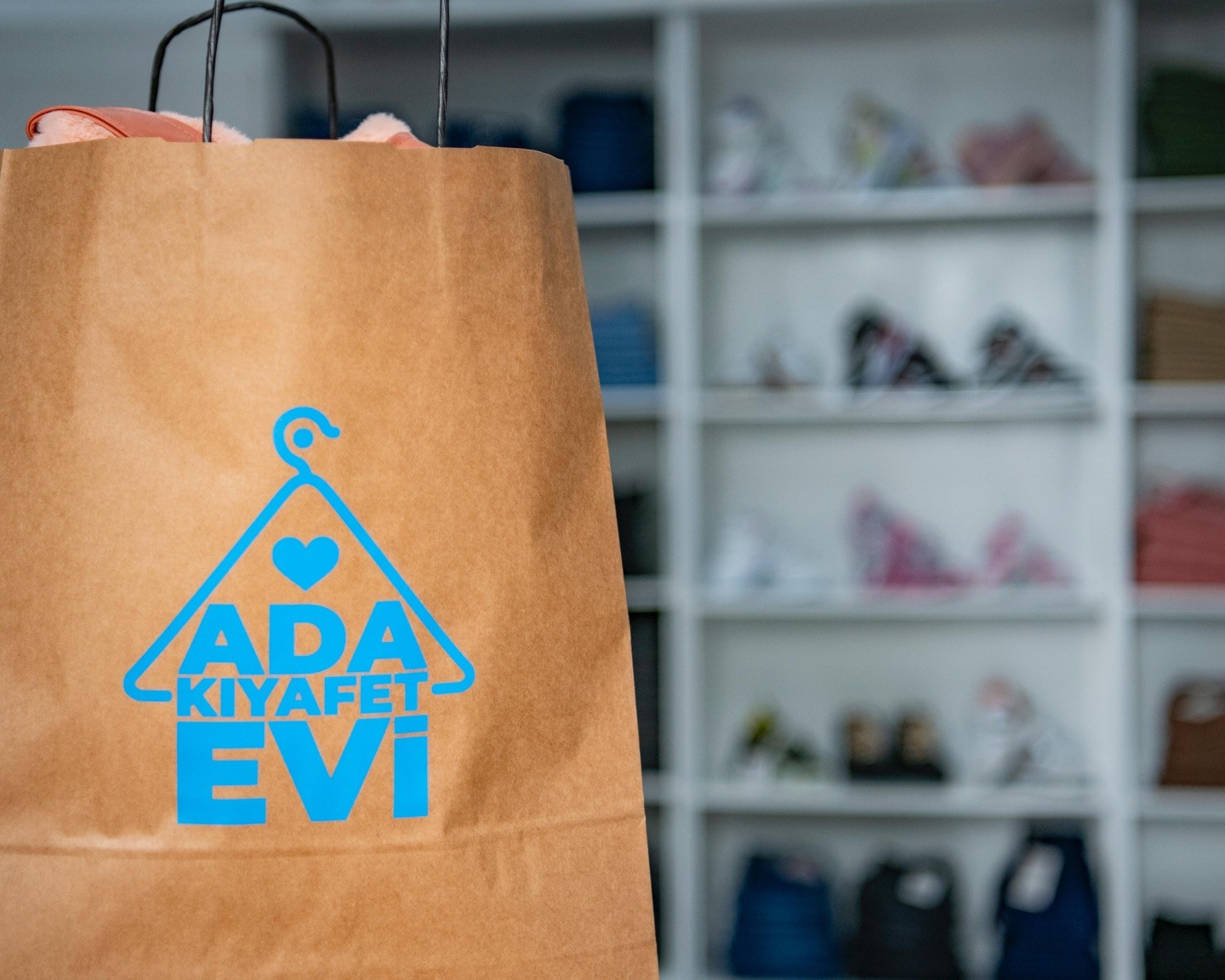 Ada Kiyafet Evi Kusadasinda Dayanismanin Ornegi Oluyor 2F7737Cca758628A071Fc513Bc50247A