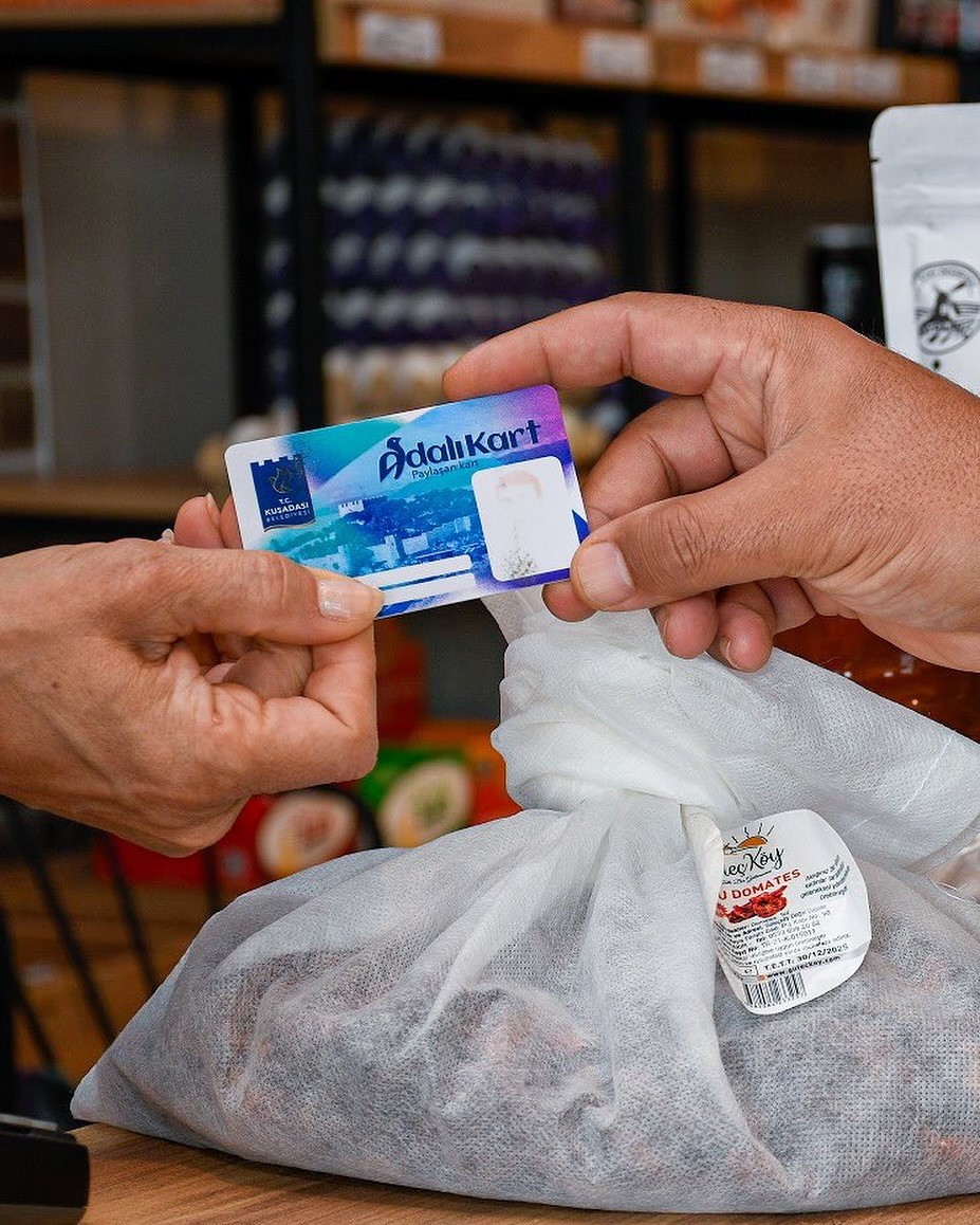 Adali Kartin Indirim Agi Tum Kenti Sariyor 7E4025759Fde1Bb9C1Fc29C9832Bd8E7