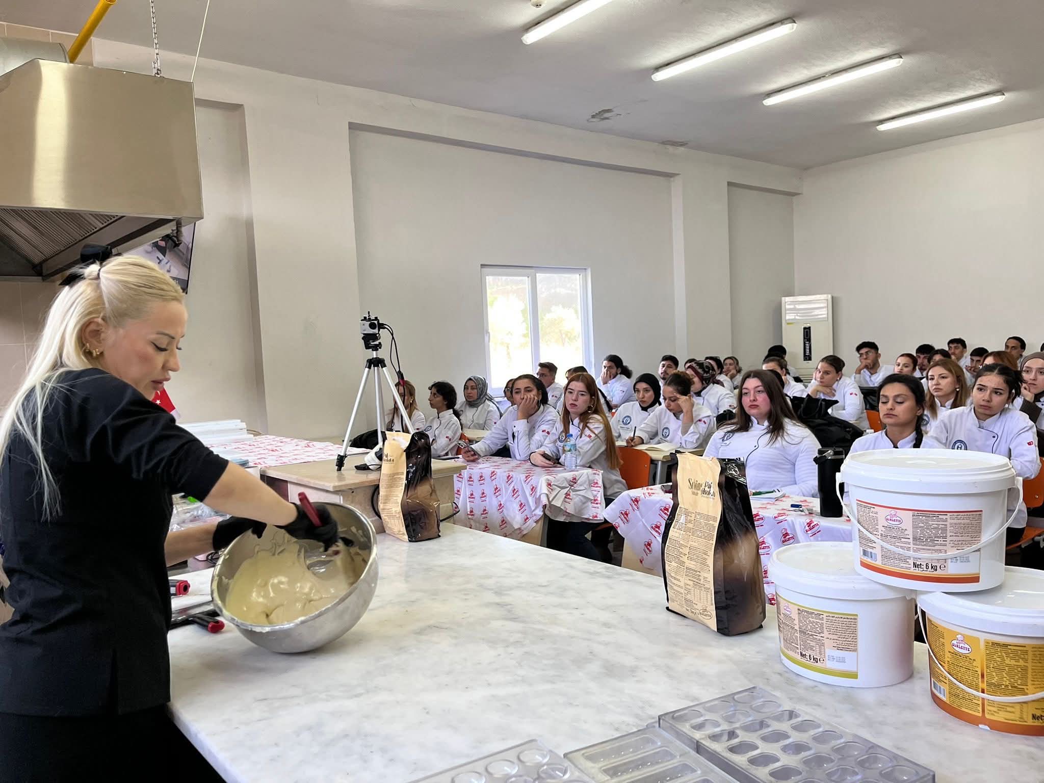 Adulu Ogrenciler Cikolata Egitiminde Bulustu 622927 Cb4E5E4F616Ac32B521Cde73775A8E67