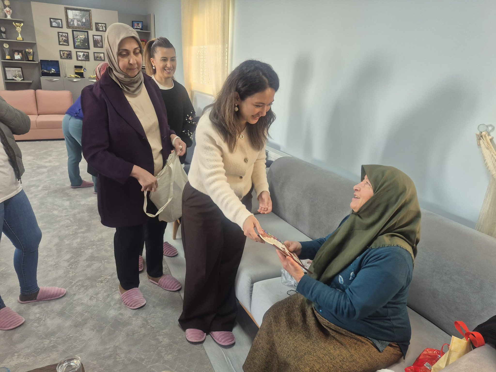 Ak Kadinlardan Gonullere Dokunan Ziyaret 625366 11A89Fe7E39D394Ade76Bfa70C1683Aa