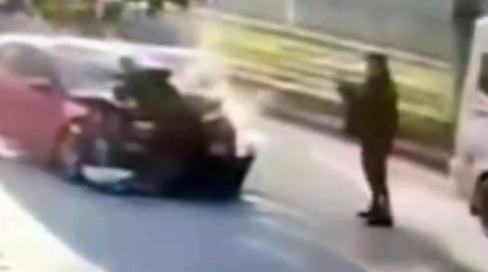 Aracla Carparak Yaraladigi Polis Memurunun Fotografini Cekip Kayiplara Karisti 0Df125D5F1C8B7693C5F38D05C967Af7