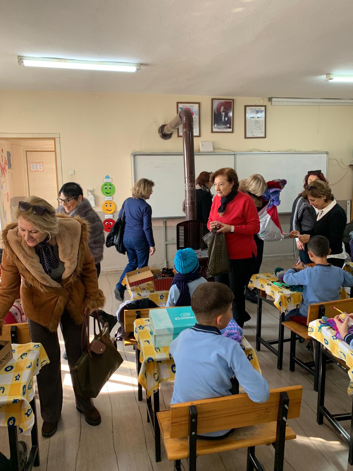 Aydinli Kadinlardan Ogrencilere Ayakkabi Kiyafet Ve Kirtasiye Destegi 625363 Cd83B882B09357997702976Fd2F826Af