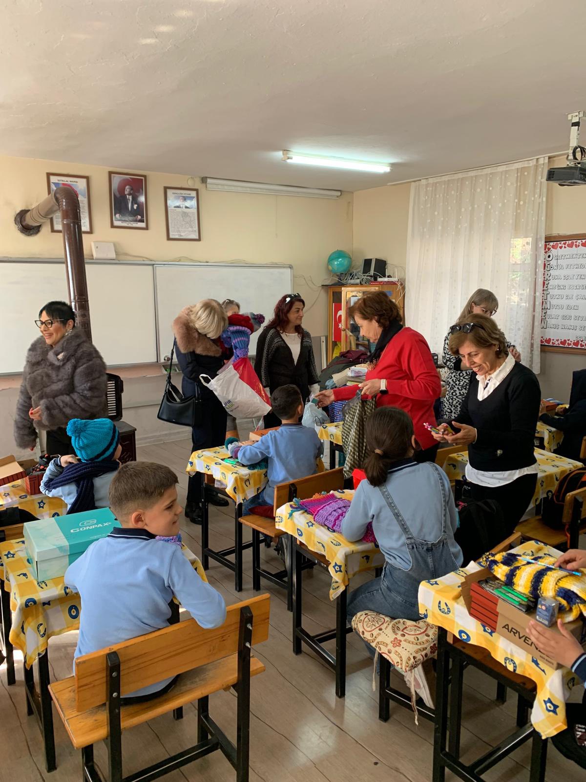 Aydinli Kadinlardan Ogrencilere Ayakkabi Kiyafet Ve Kirtasiye Destegi 625363 Deae81E13B8Cec17736A656103916895