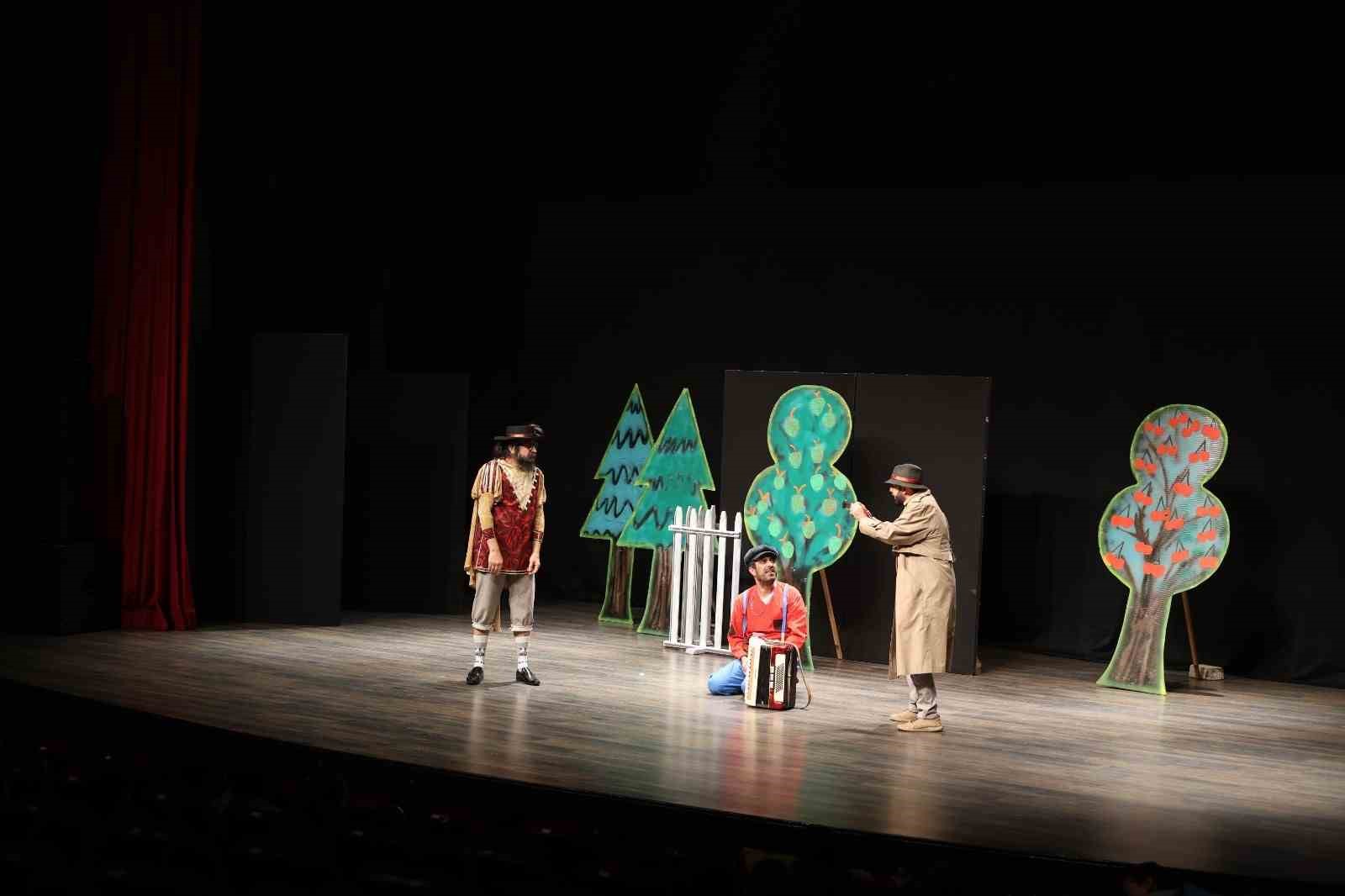 Baskan Cercioglu Cocuklari Tiyatro Ile Bulusturdu A93B234B85041D6E4658Fb70F79D4B7A