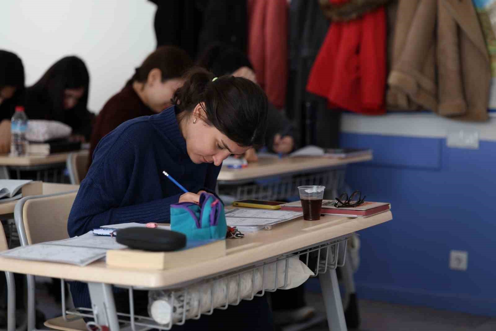 Baskan Cercioglu Memur Adaylarinin Yaninda Dd9Edb60A7E39B0A1E6A359Ee1B235Eb