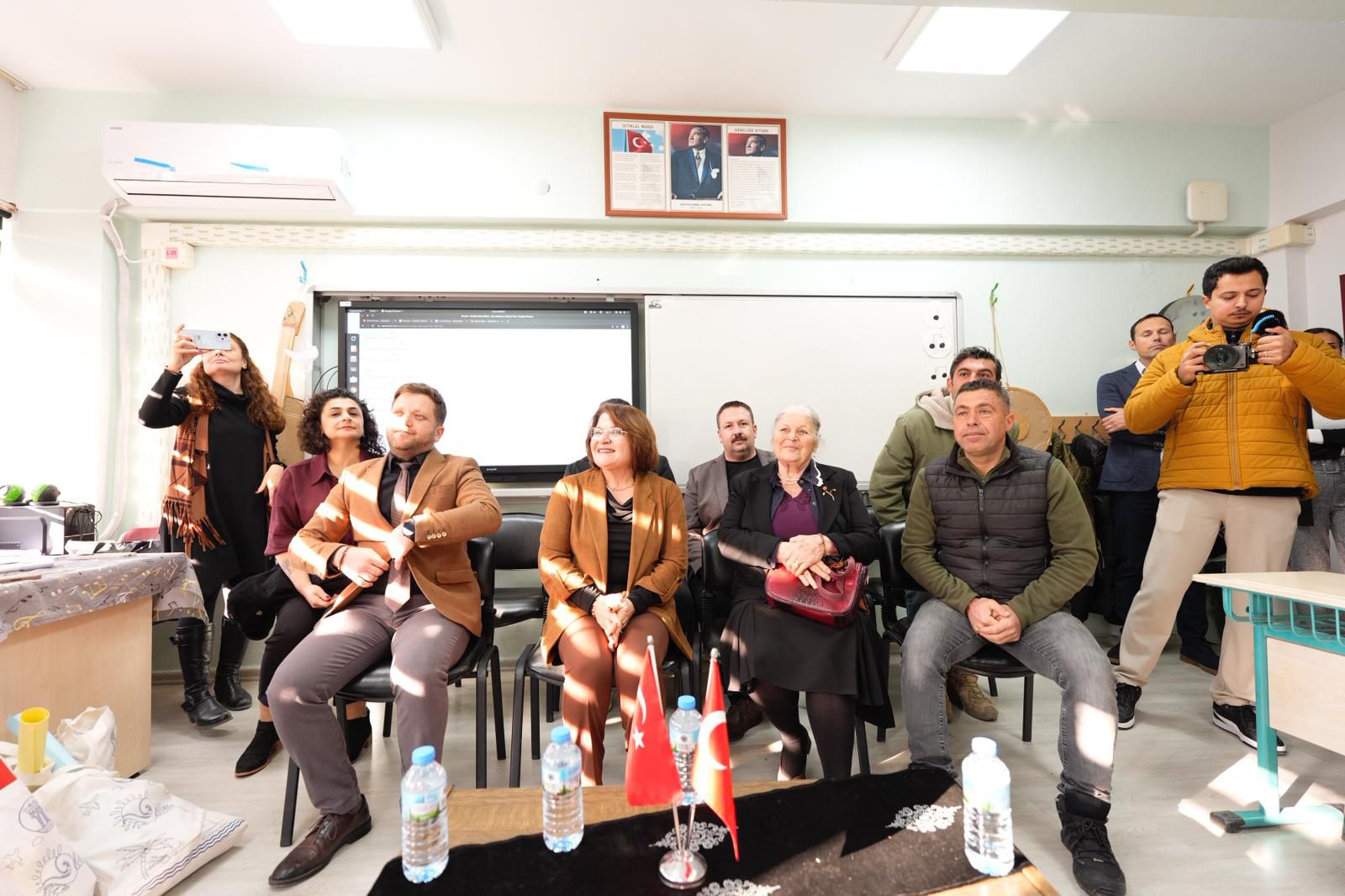 Baskan Hatice Gencaydan Yerli Mali Haftasinda Okul Ziyareti 623421 1991279D9Aff42A7Fac79D5D1Ec1C5E3