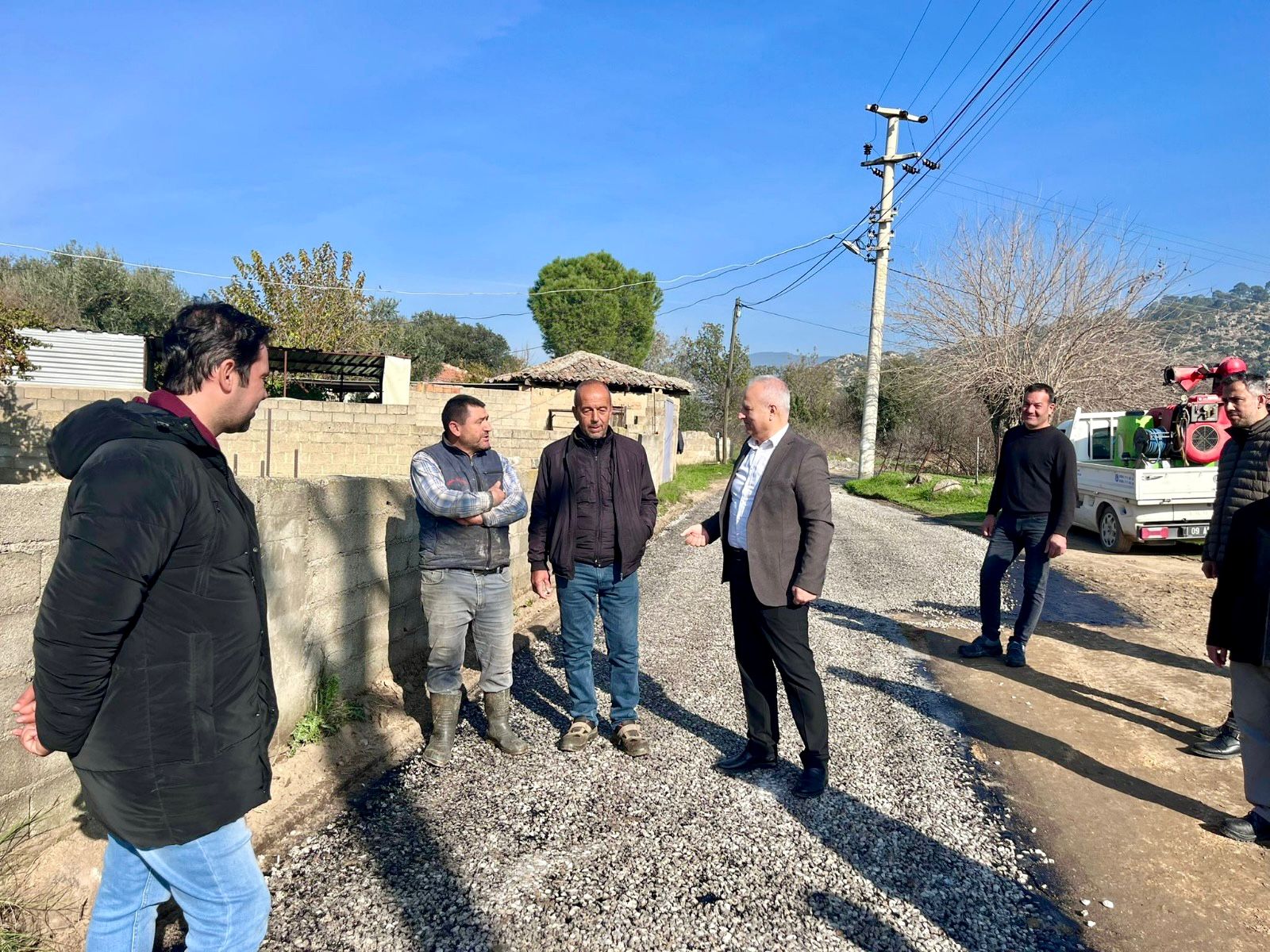 Baskan Mehmet Kivraktan Tarihi Adim Cinede Ilk Asfalt Calismasi Basladi 621138 00Cea876A39E1Eb335B460Cee44F0E6D