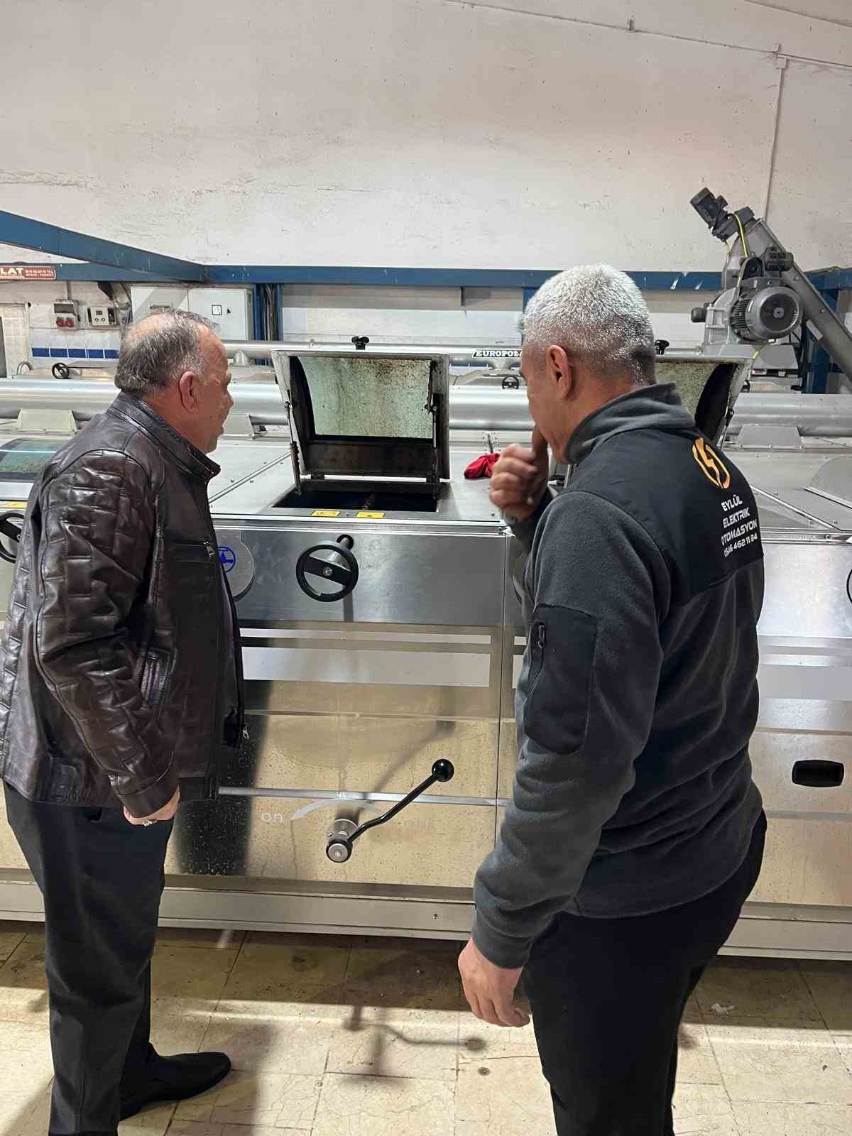 Baskan Ozel Zeytin Sezonunda Ureticilerle Yag Sikim Tesisinde Bulustu 611794F6E21D3B979036C774D65943F6