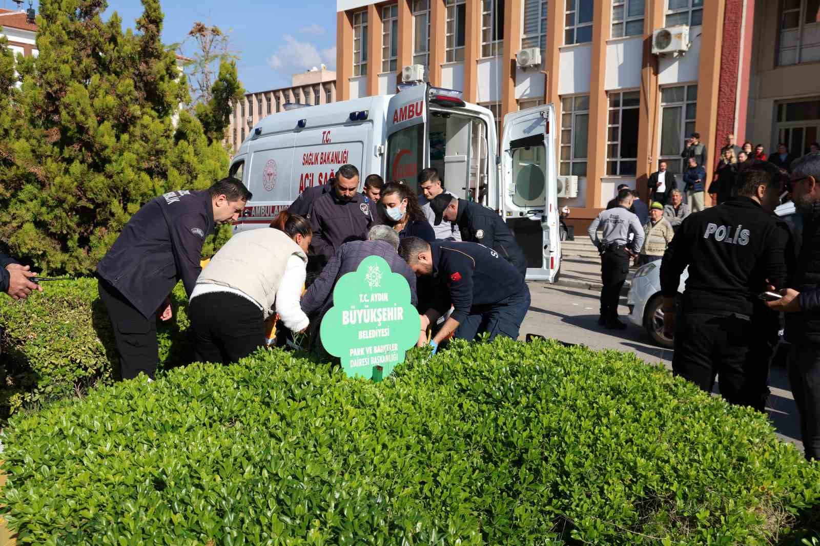 Bosanma Durusmasindan Cikti Esini Sirtindan Bicakladi 2395C363050F170C1C5Fe6Ffdae39Aa9