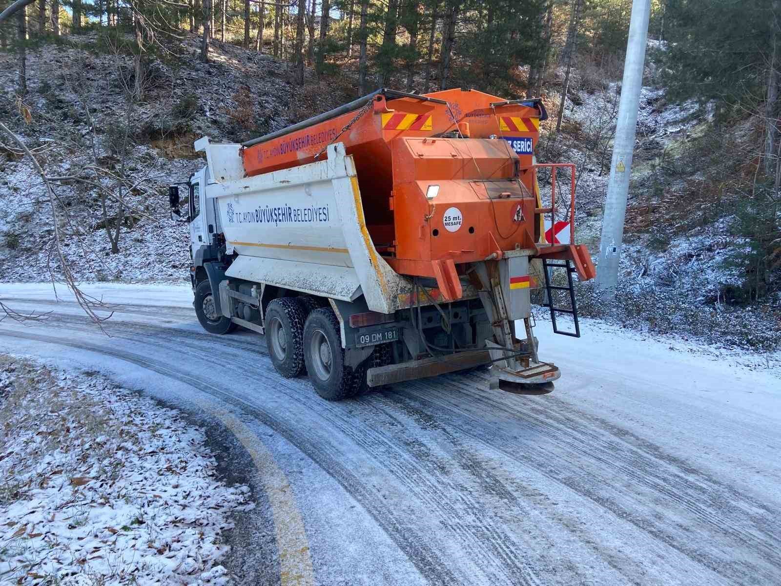 Buyuksehirin Karla Mucadelesi Basladi 13550C0Bf85346A43De98Bf0156Aa2E7