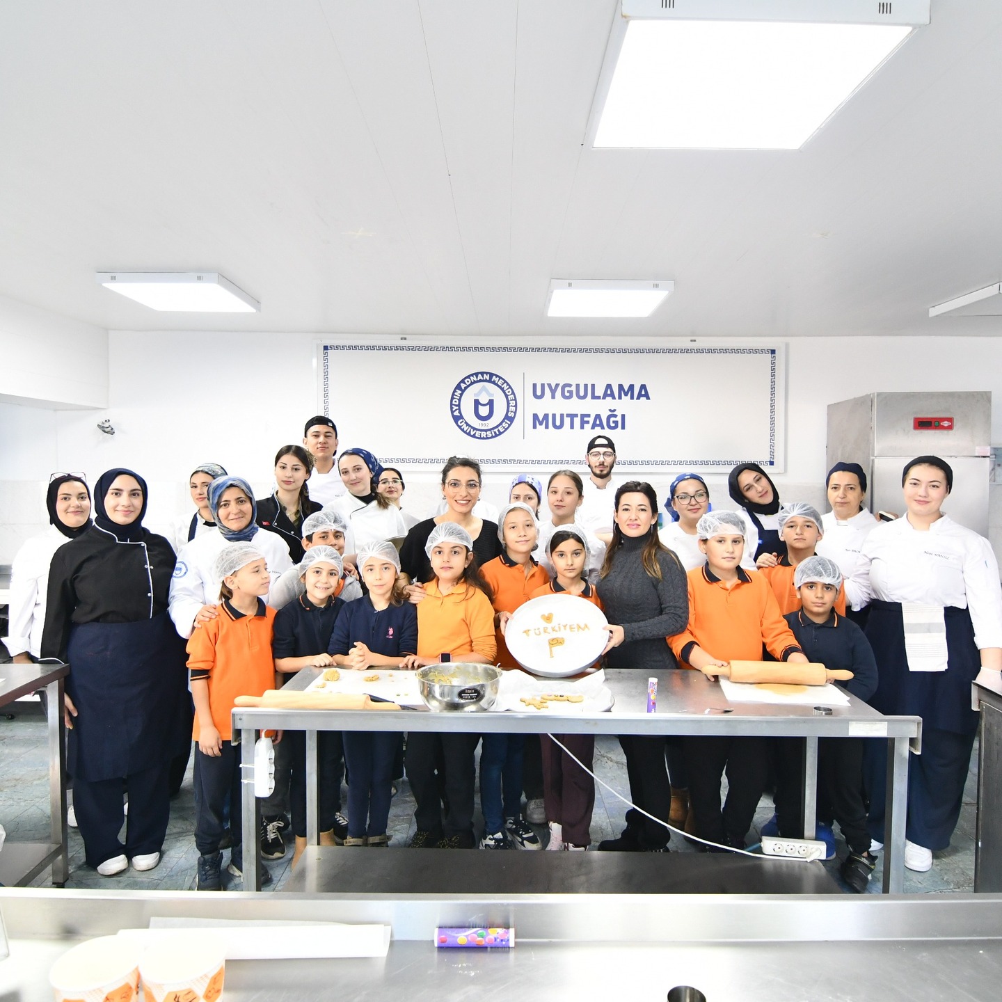 Didimli Minikler Adunun Mutfagina Konuk Oldu 624264 55Ac4Ca3Cb2A9A499563F0Fc57655Eac