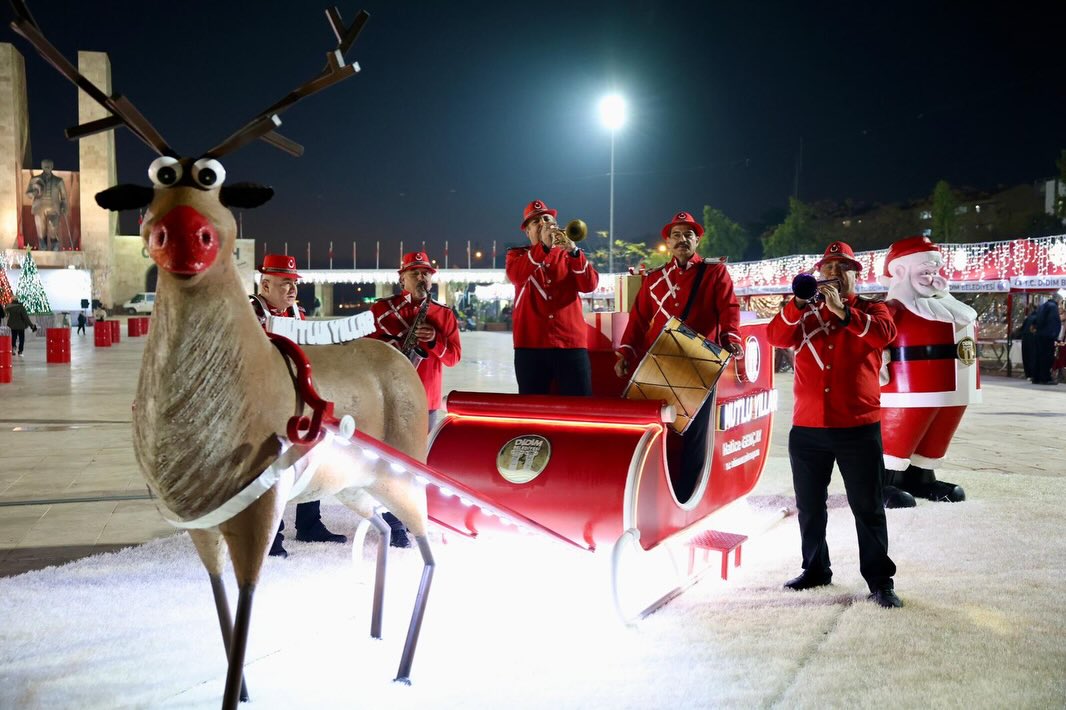 Didimliler Yeni Yil Coskusuna Meydanda Kutluyor 624550 6Cb17A0Cb6357F554C70A0Bf262Cb517