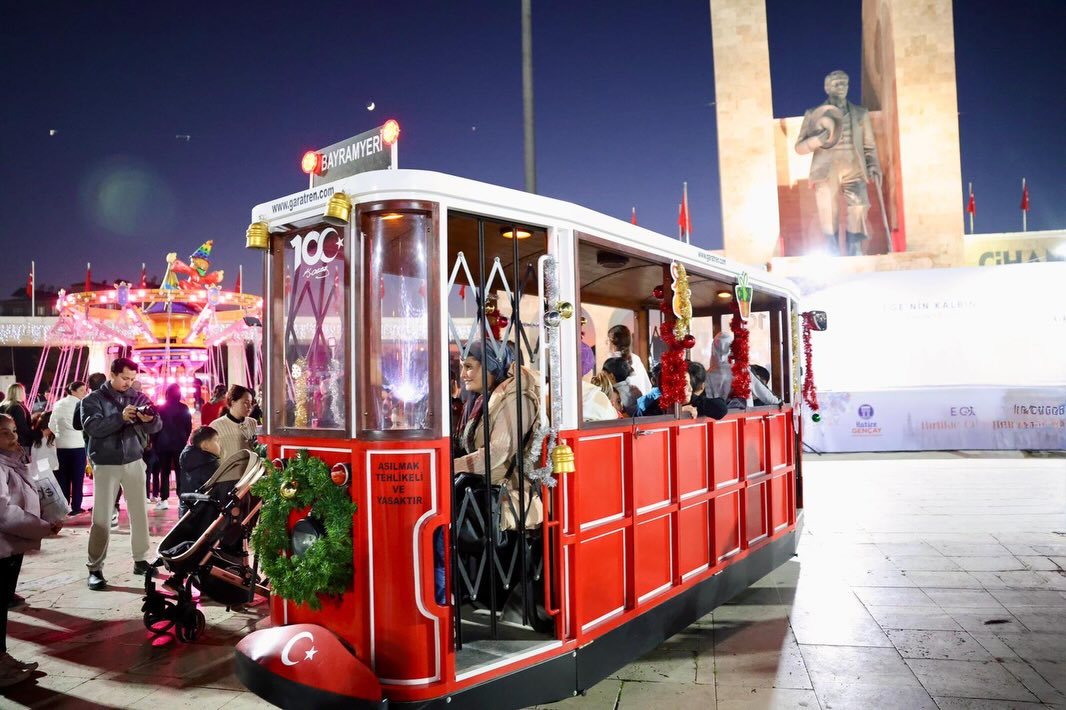 Didimliler Yeni Yil Coskusuna Meydanda Kutluyor 624550 Ac78681A12E53E2C59C9Ea7004335013