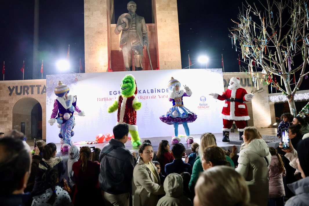 Didimliler Yeni Yil Coskusuna Meydanda Kutluyor 624550 E452B1Ac23B78339F959282403Ed27B5