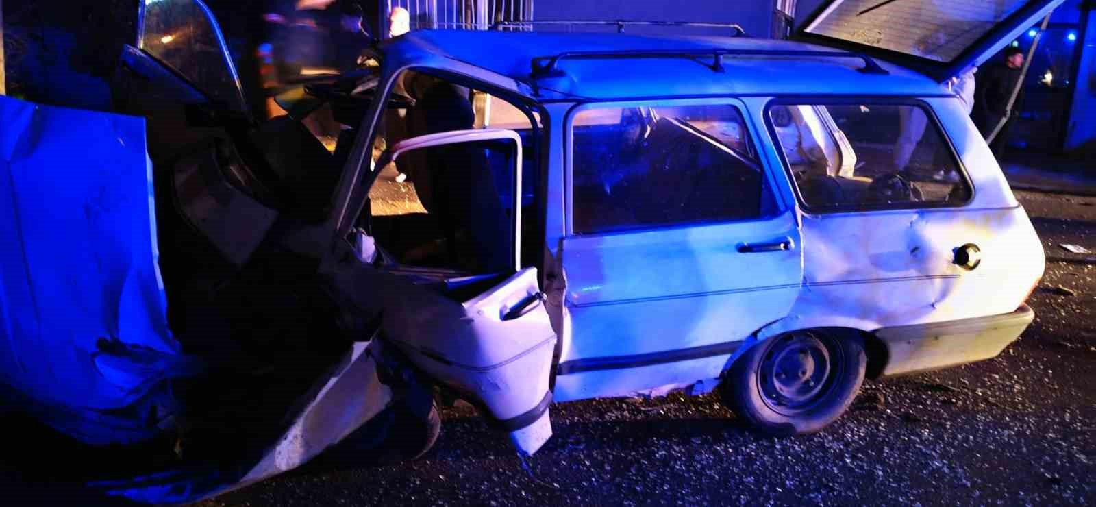 Direksiyon Hakimiyeti Kaybolan Arac Yoldan Cikti 4 Yarali 4F30B9Edce11E6D02E4Fde7Dee153905