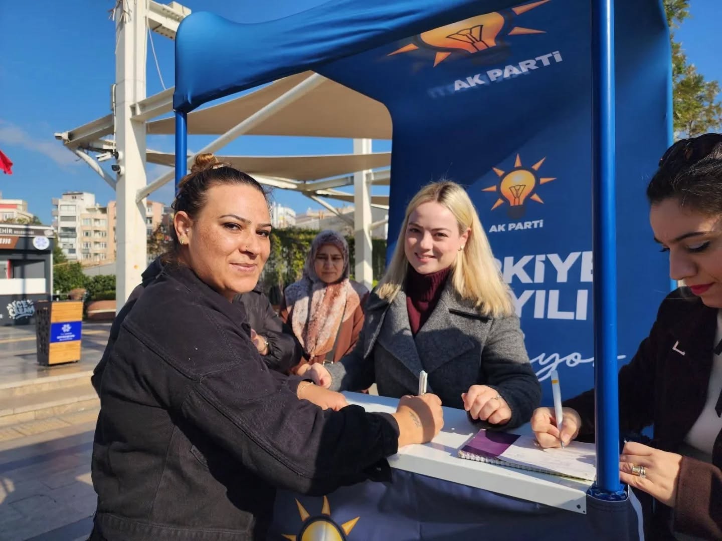 Efelerde Ak Partiden Uye Seferberligi Hedefin Yuzde 75I Simdiden Asildi 620618 Eec25B0B962E0Ba46B8Bd57E25549735