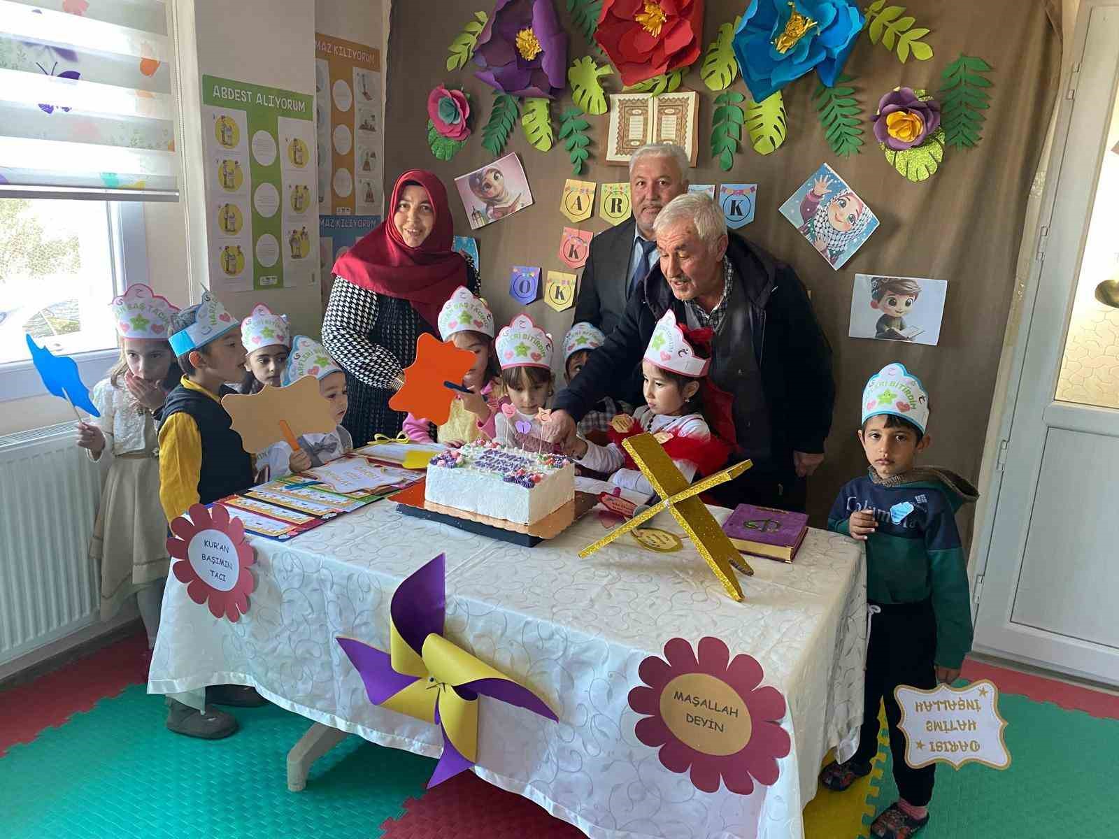 Efelerde Kurana Gecen Minik Ogrenciye Anlamli Kutlama E65D54A80564Bbd73743Df18B9D8D630